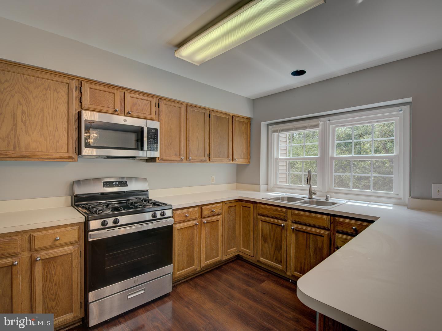 ENGLAND RUN TOWNHOUSES - Residential