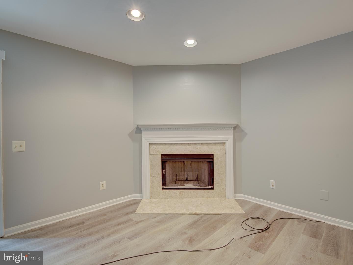 ENGLAND RUN TOWNHOUSES - Residential