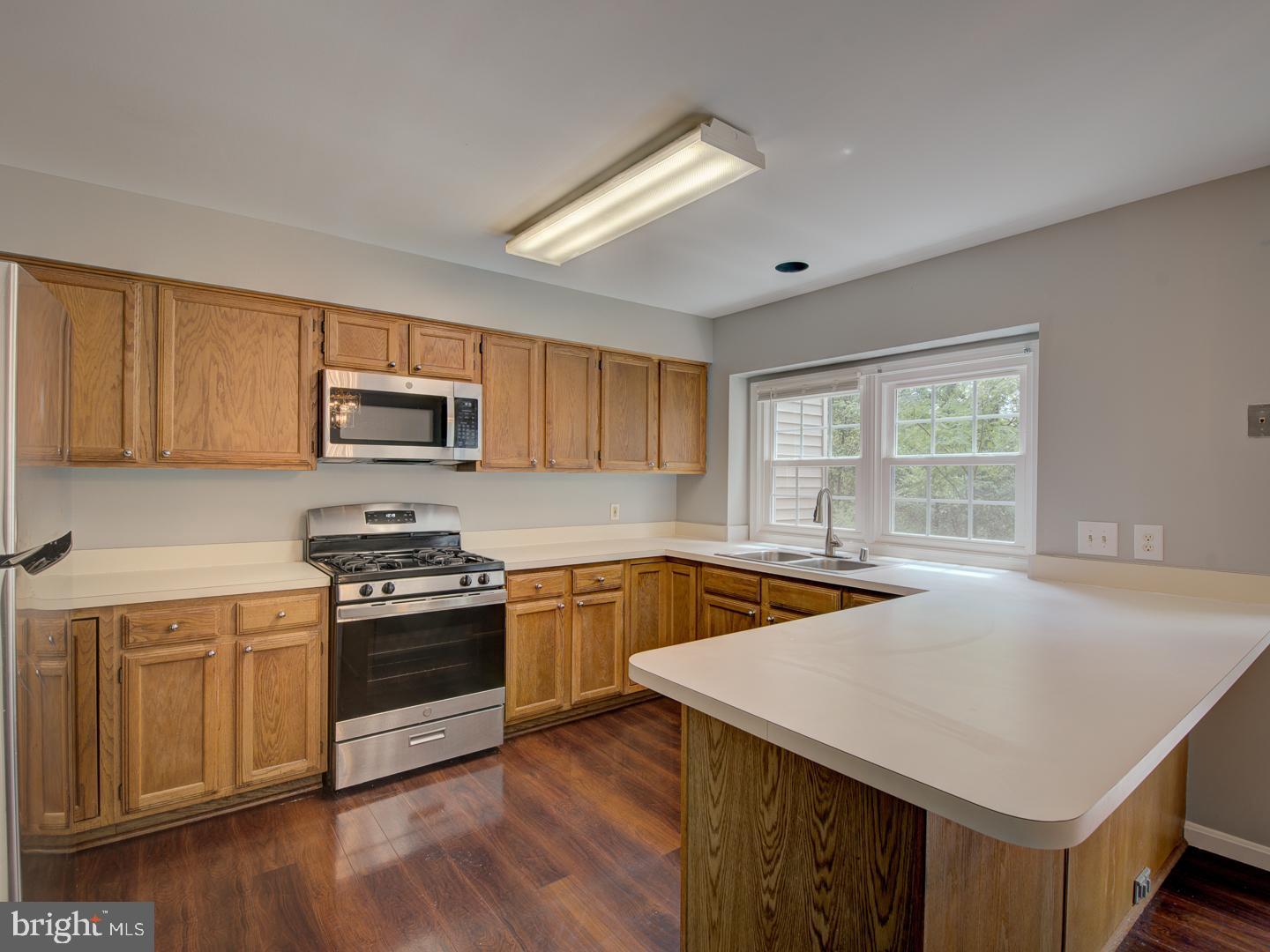 ENGLAND RUN TOWNHOUSES - Residential