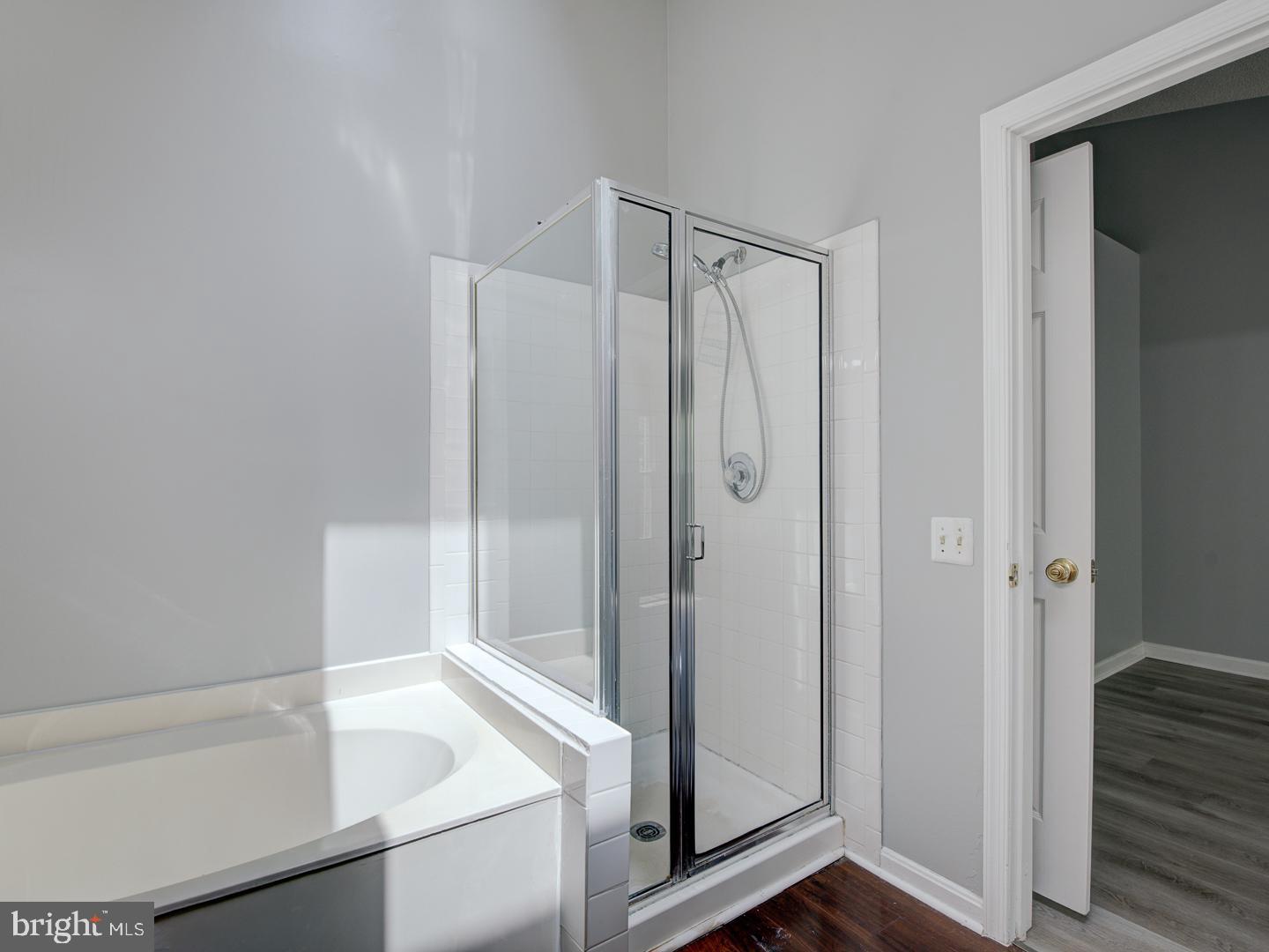 ENGLAND RUN TOWNHOUSES - Residential