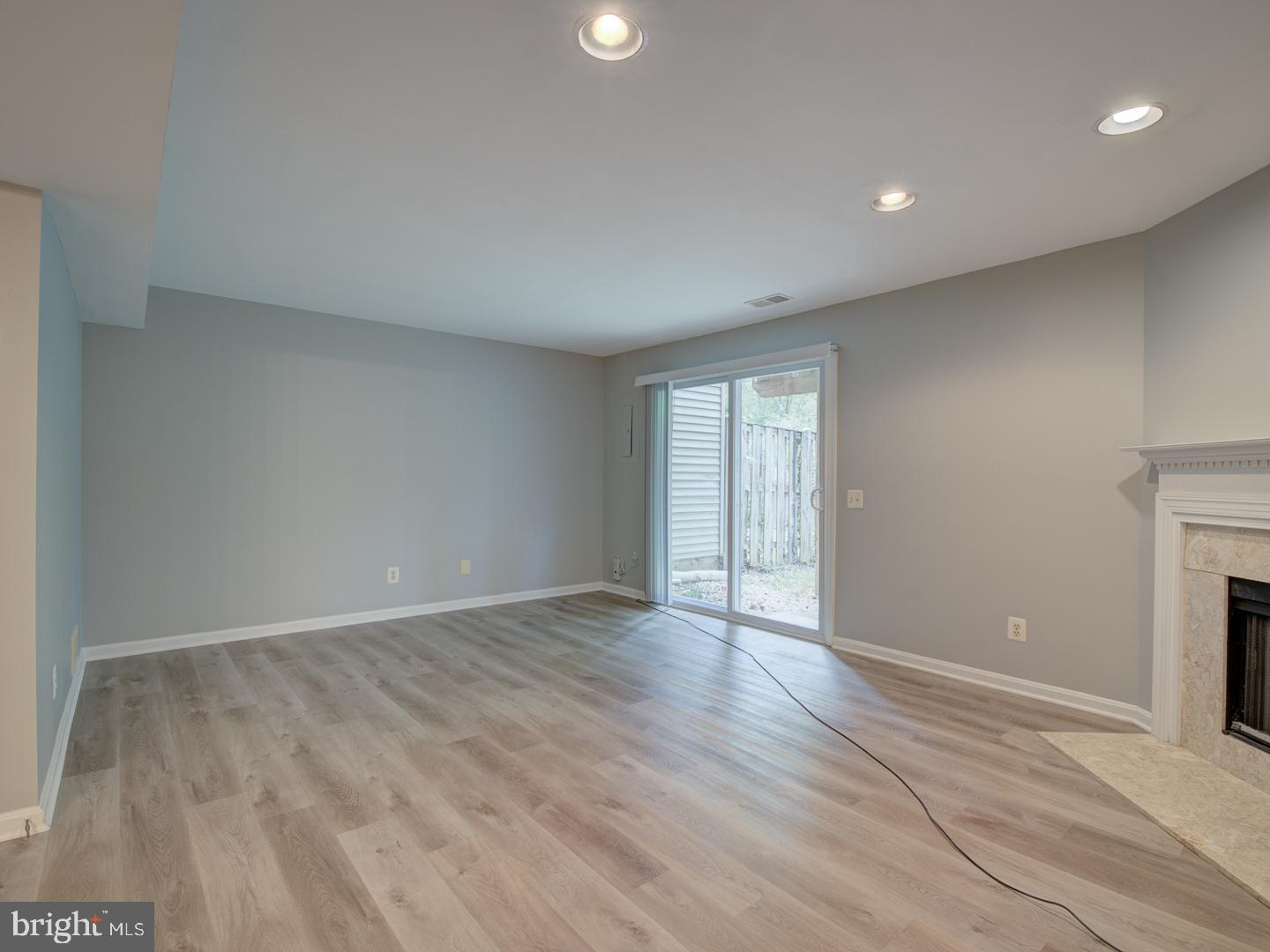 ENGLAND RUN TOWNHOUSES - Residential