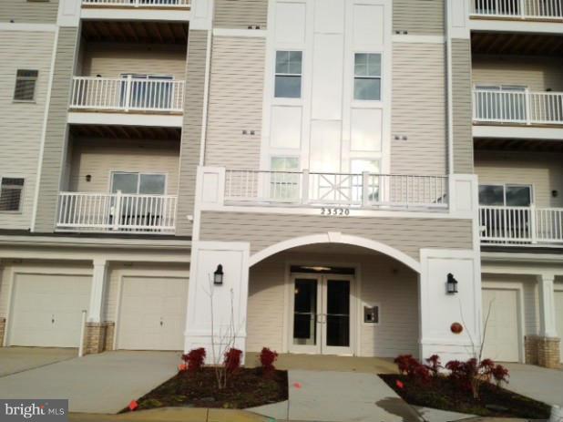 Beautiful like new condo comes with a garage. Light and bright with lots of Windows. Very private. Huge kitchen breakfast bar. Do not shovel snow, do not rake leaves, live maintenance free.