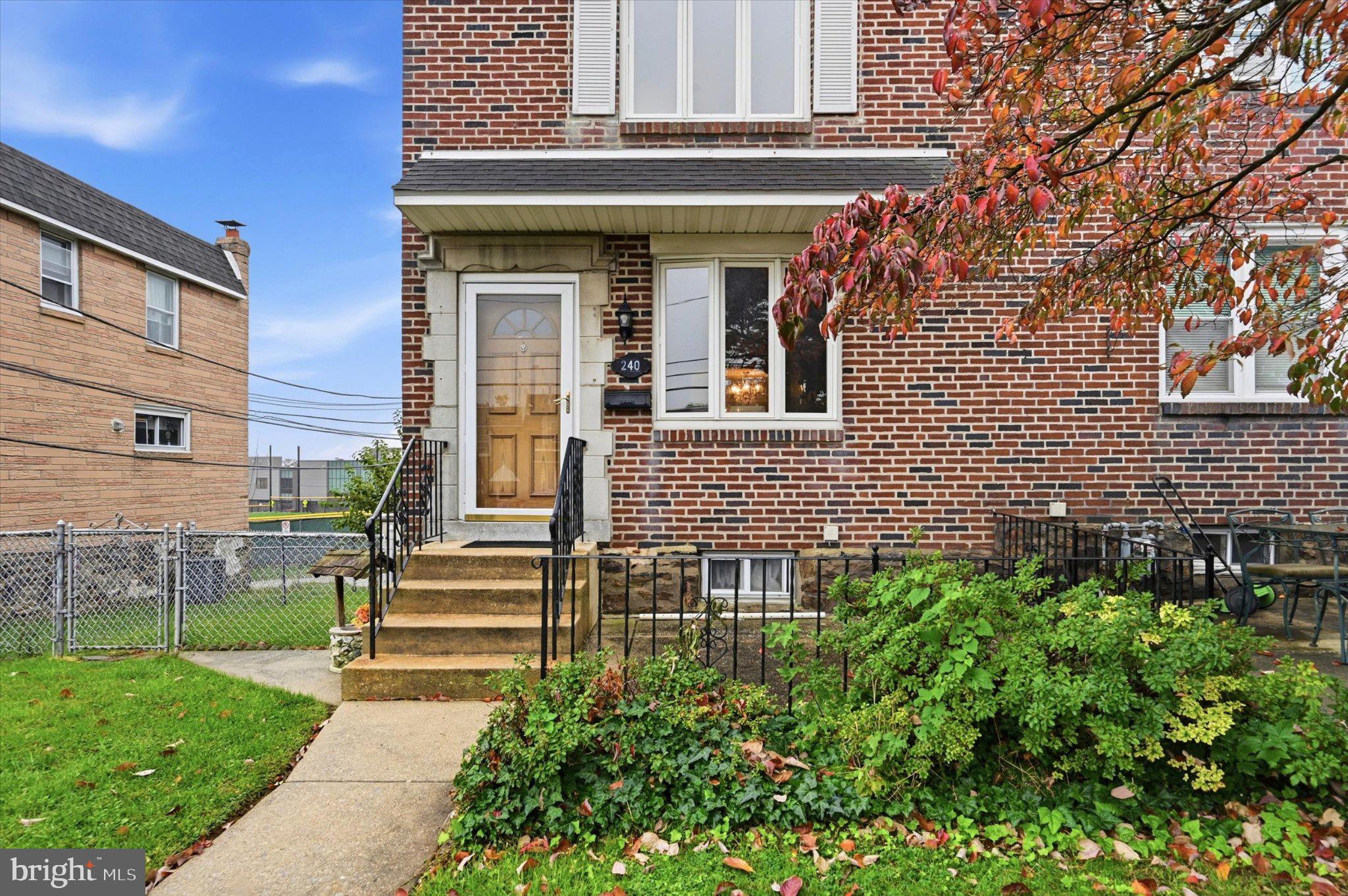 240 W WYNCLIFFE AVENUE