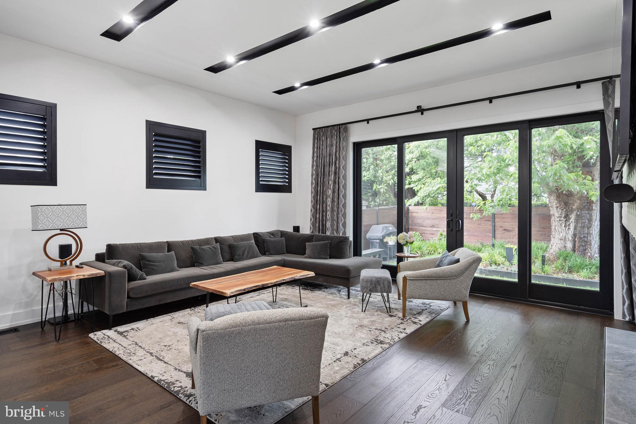 COUNTRY CLUB ESTATES - Residential