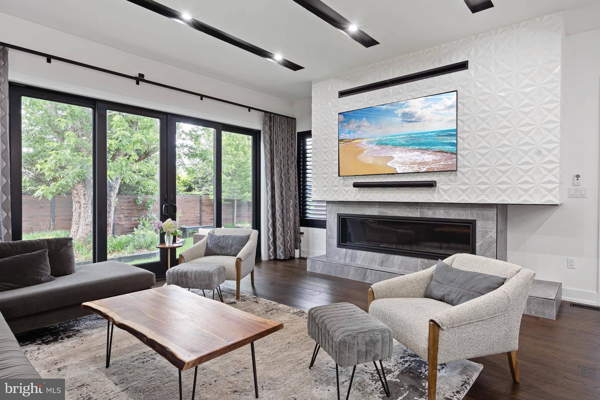 COUNTRY CLUB ESTATES - Residential