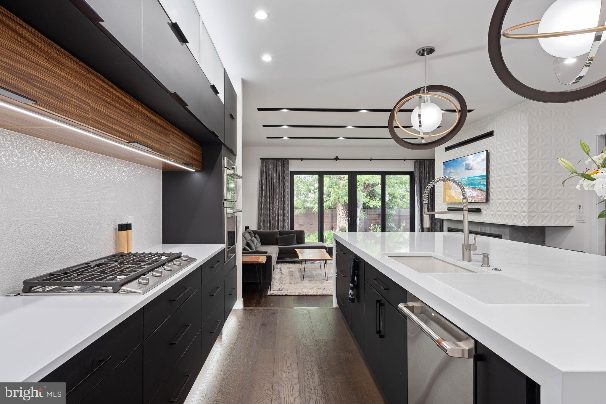 COUNTRY CLUB ESTATES - Residential