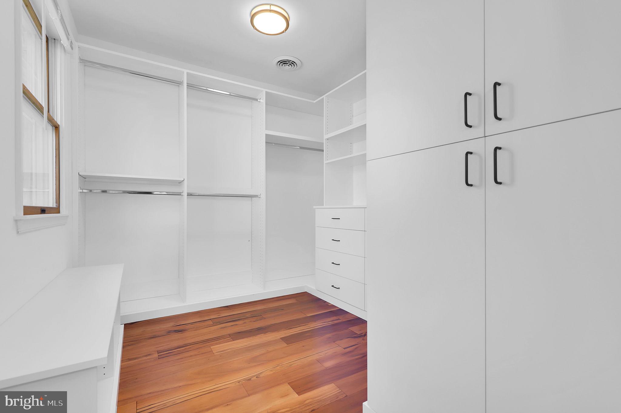 WALNUT HILL - Residential