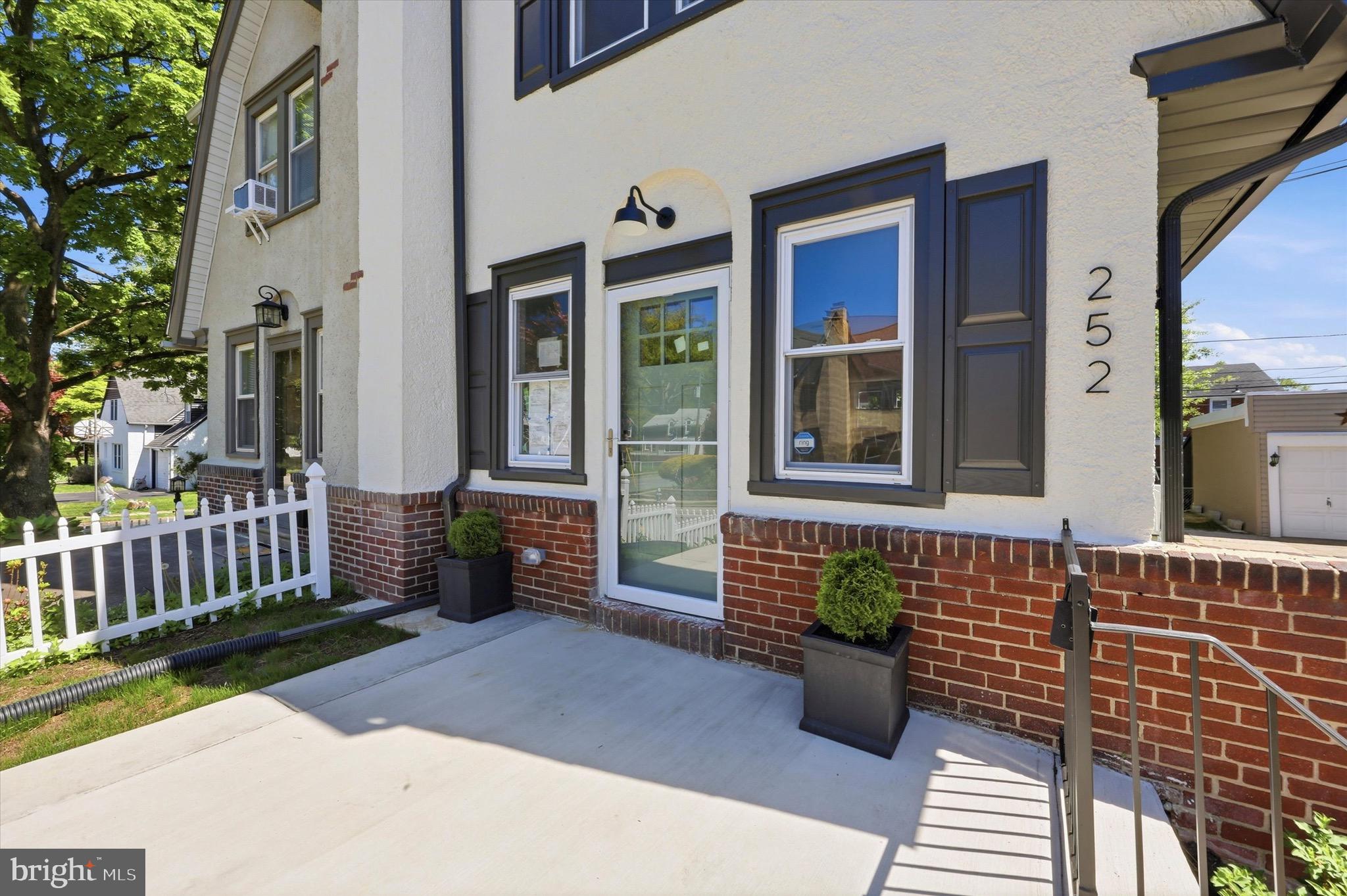 252 W GREENWOOD AVENUE