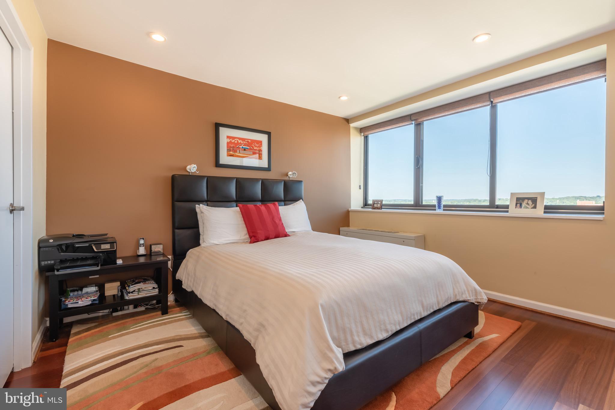 HYDE PARK - Residential Lease