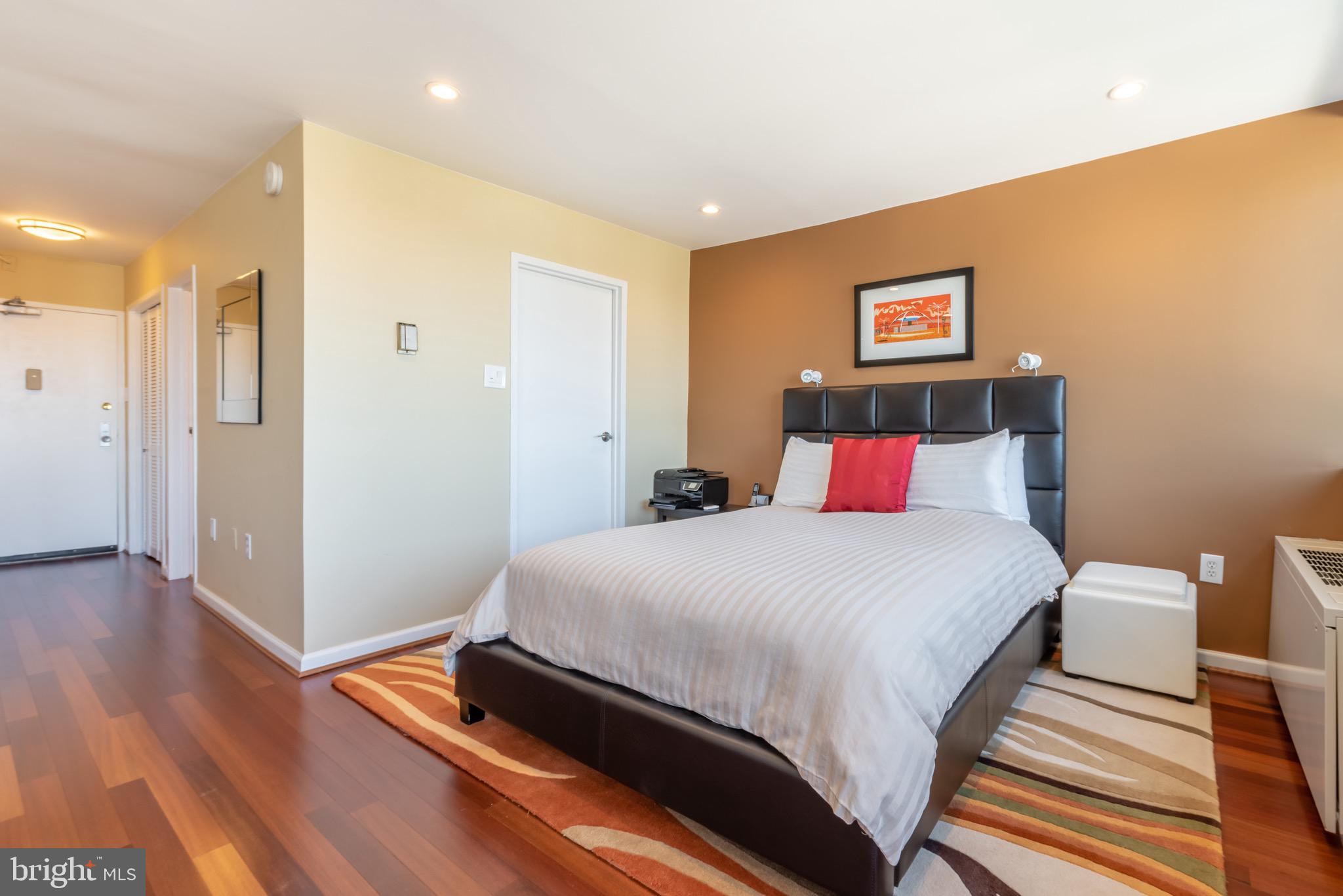 HYDE PARK - Residential Lease