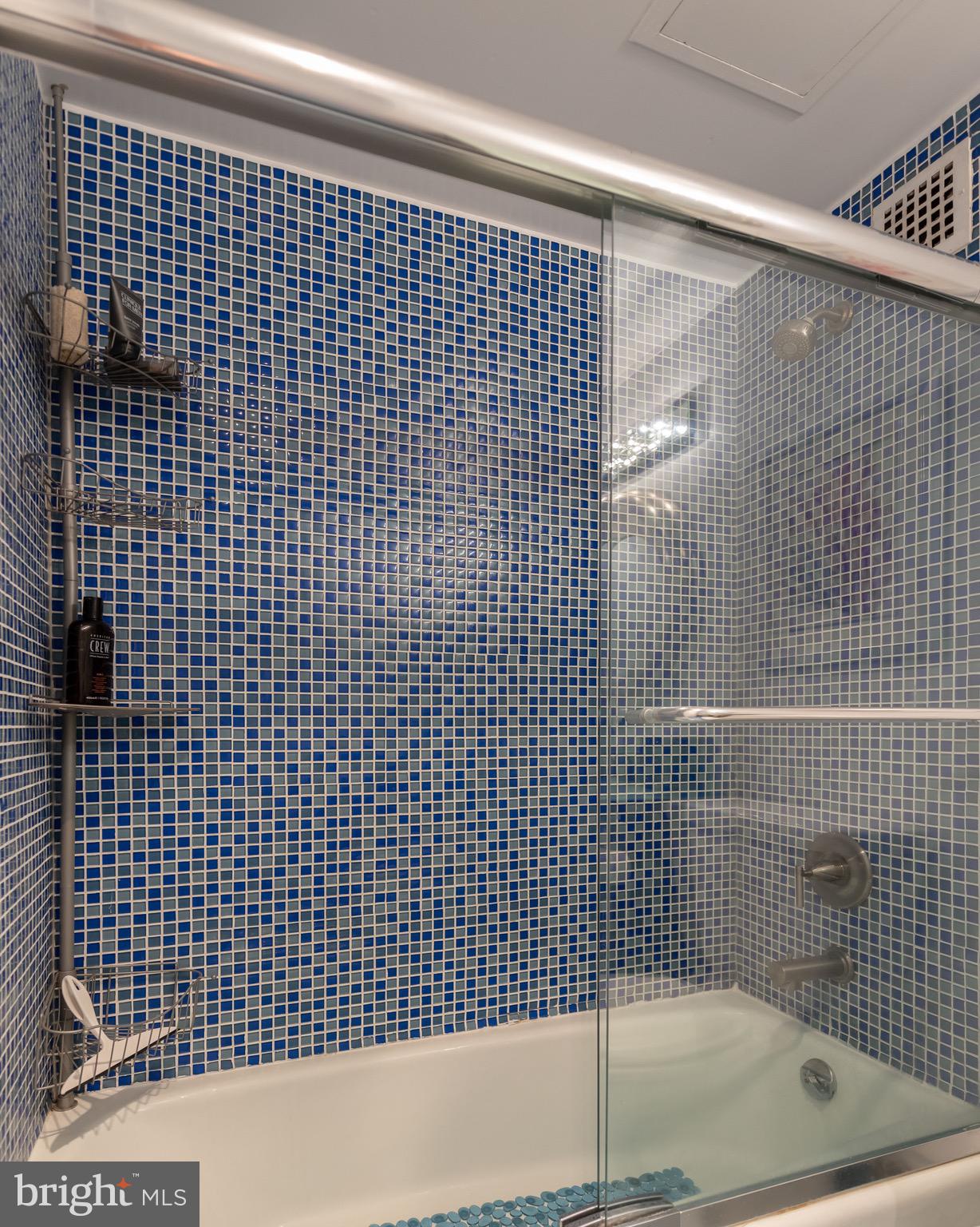 HYDE PARK - Residential Lease