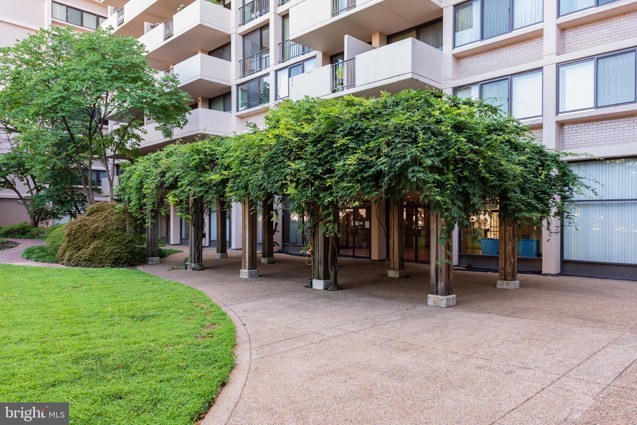 HYDE PARK - Residential Lease