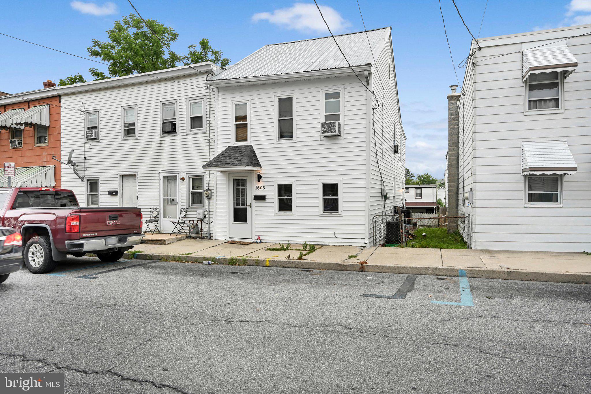 1605 CENTER STREET