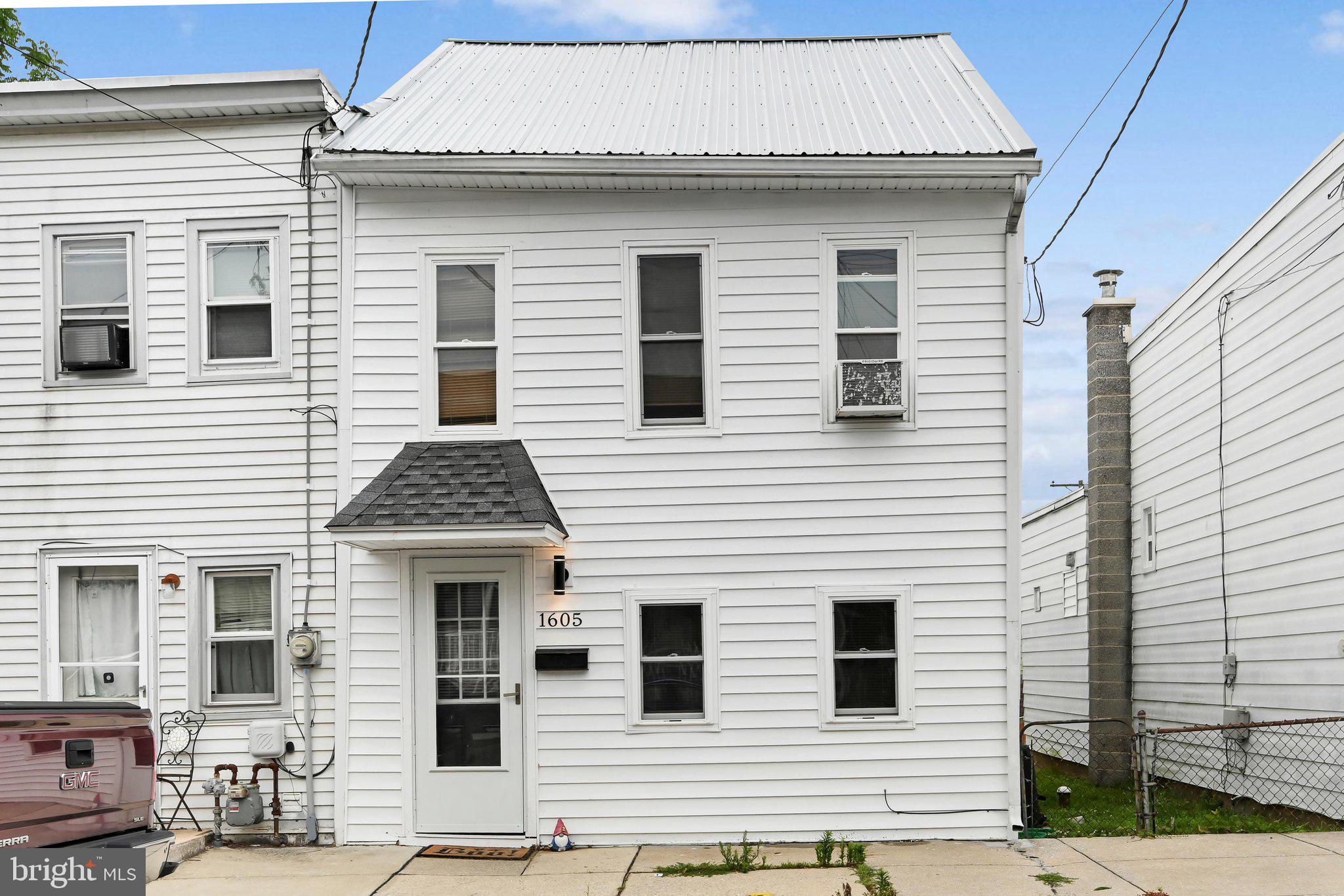 1605 CENTER STREET