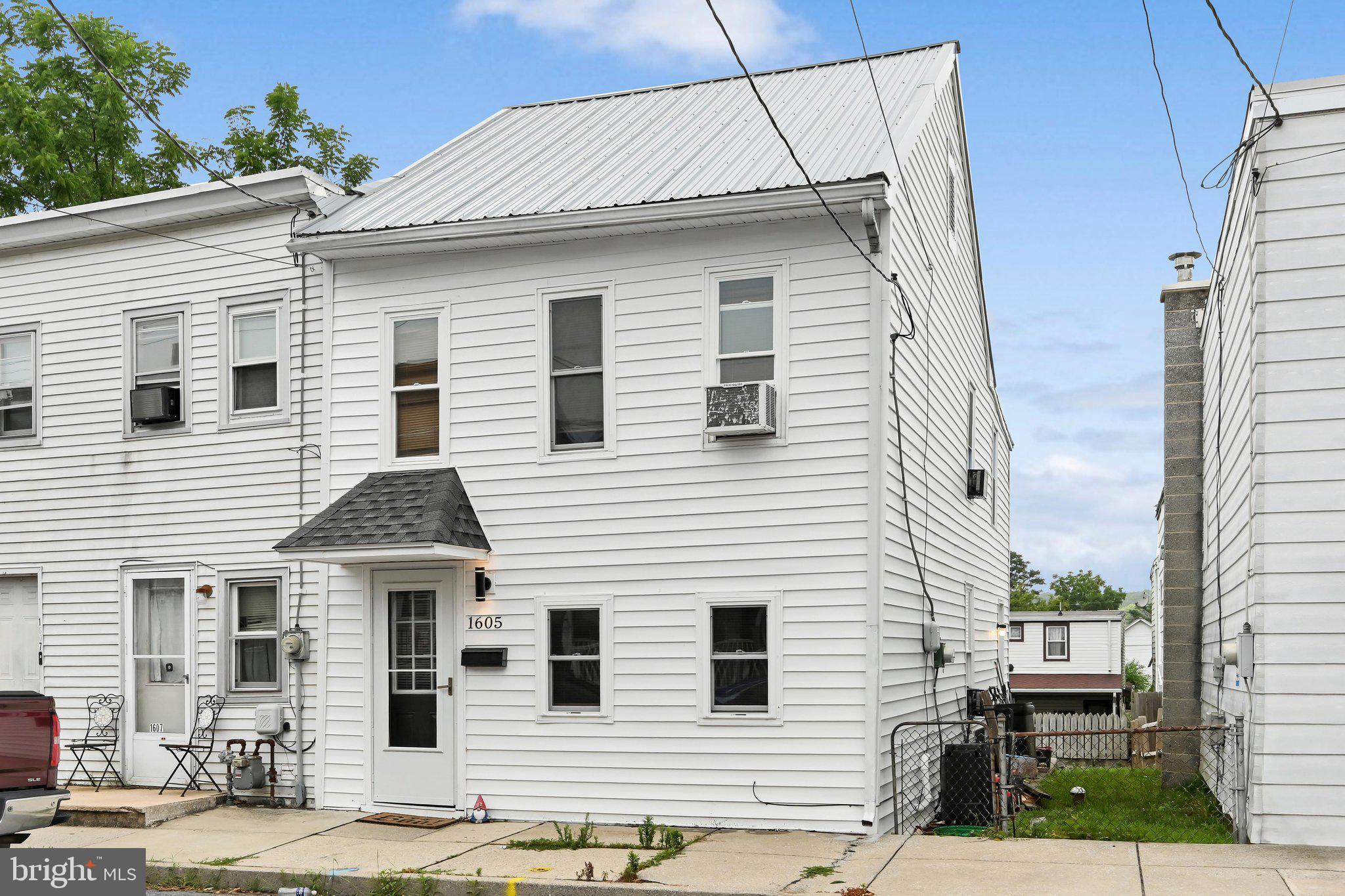 1605 CENTER STREET