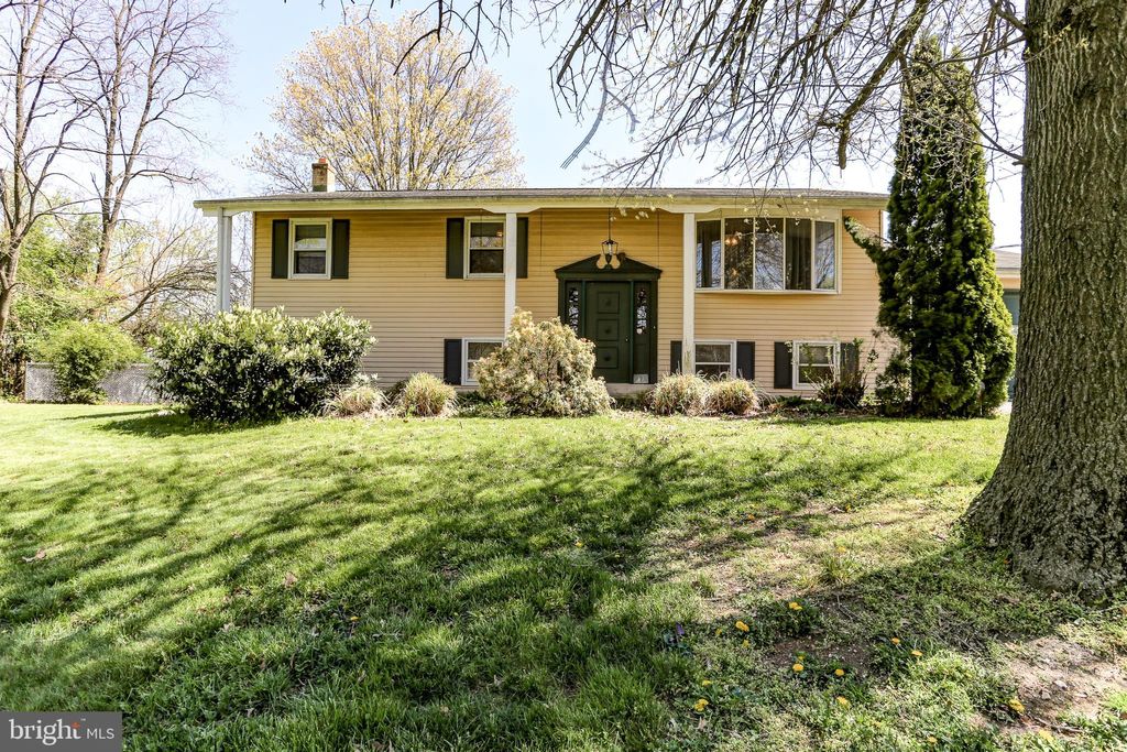 Photo of 2078 Bainbridge Road, Elizabethtown, PA 17022 (MLS # PALA2049908)
