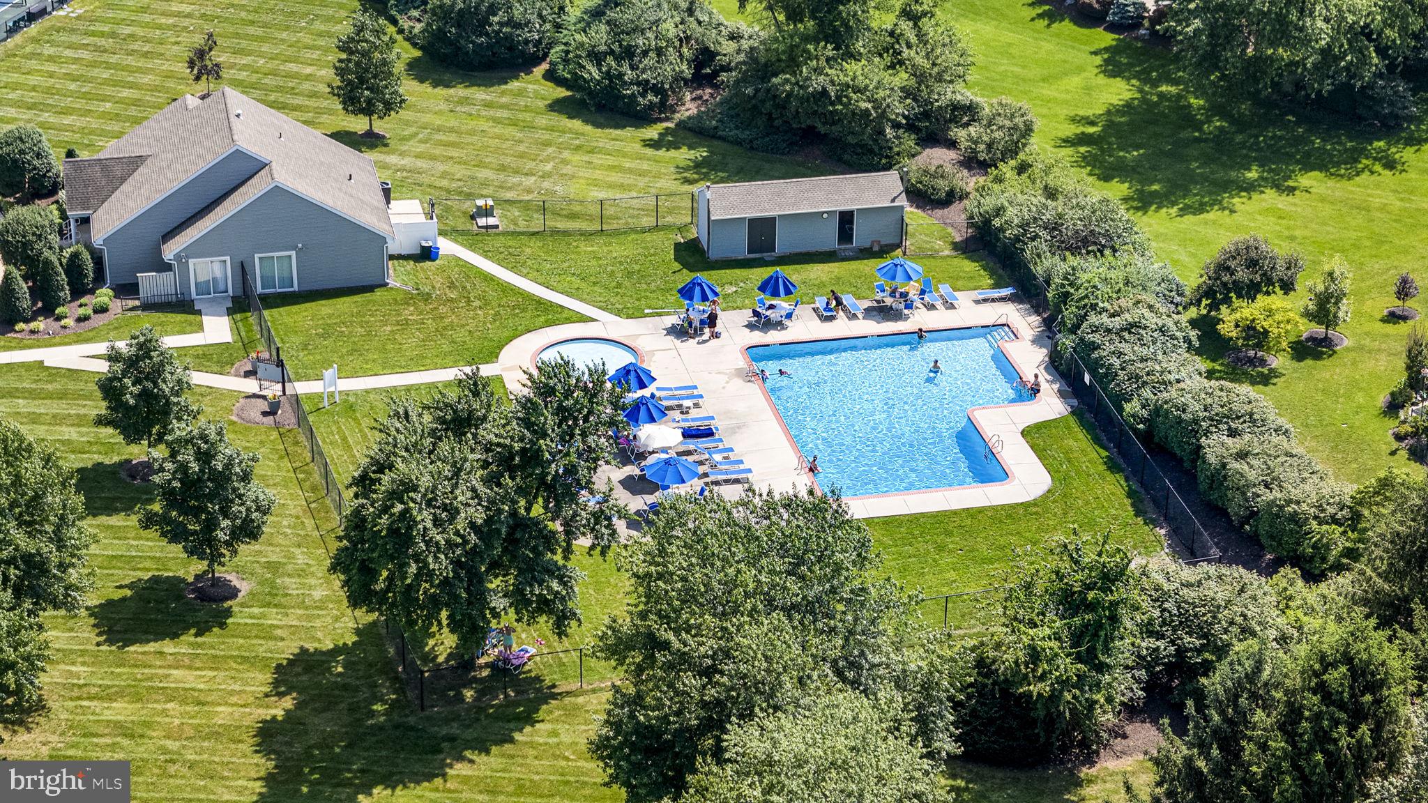 228 HAWTHORNE COURT N