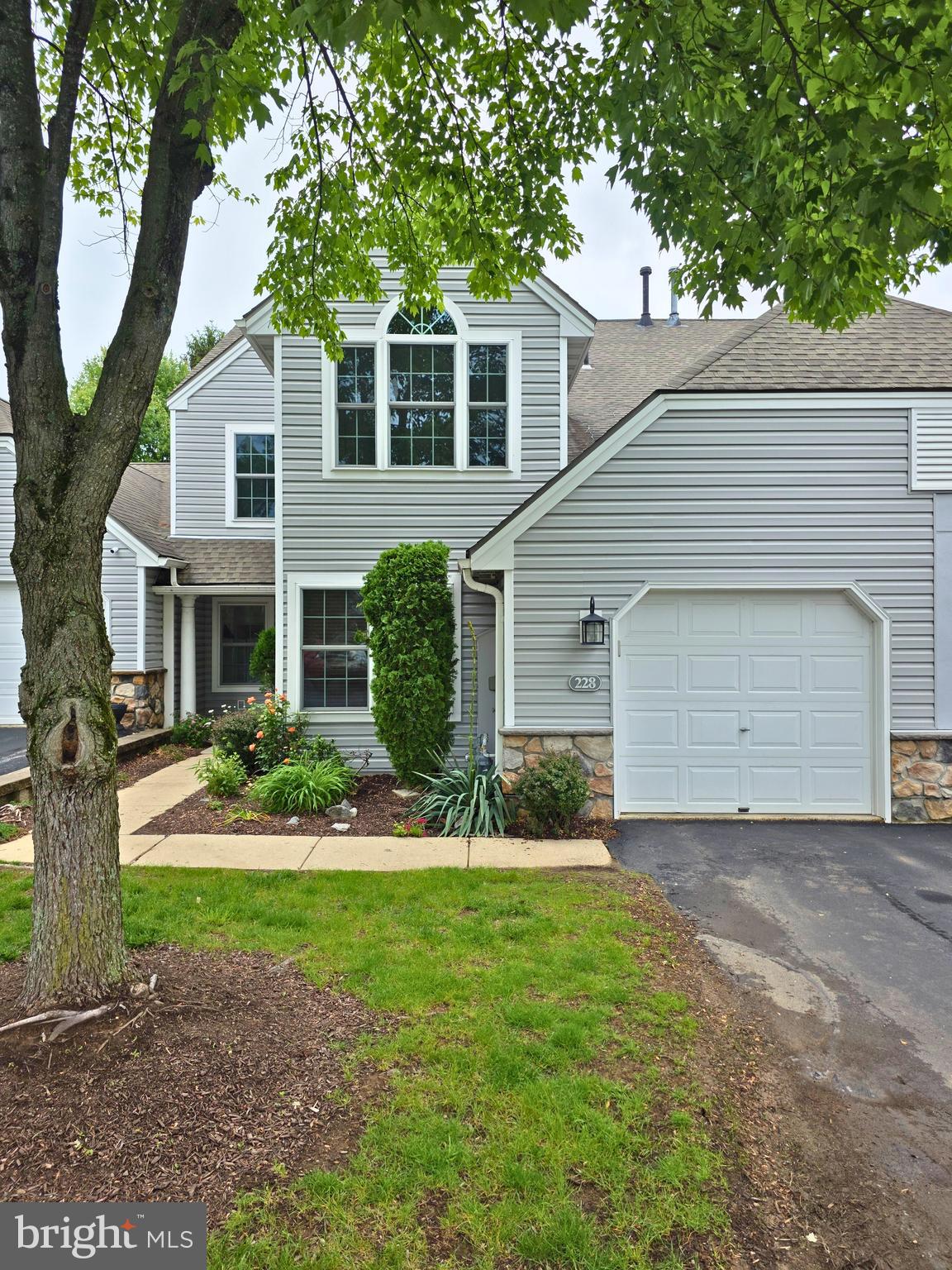 228 HAWTHORNE COURT N