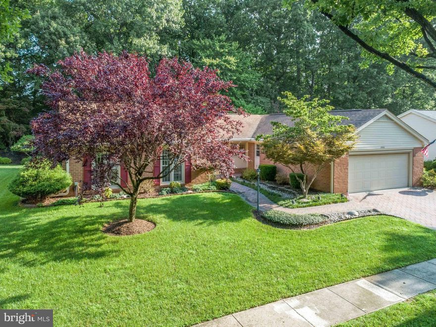 HERE IS YOUR OPPORTUNITY FOR A LOVELY SINGLE FAMILY IN HERITAGE HARBOUR--FLORIDA ROOM ADDITION WITH SEPARATE OFFICE AREA/STORAGE--UPGRADED BATHROOMS--SCREENED PORCH--IRRIGATION SYSTEM--GARAGE HAS ELECTRONIC SCREEN TO ADD TO YOUR OUTDOOR LIVING WHEN YOU EAT CRABS--BREAKFAST ROOM W/HARDWOOD--PAVERED WALKWAY----ACTIVITY CENTER W/POOL, TENNIS, GOLF--INITIAL FEE OF $2,000 PAID BY BUYER