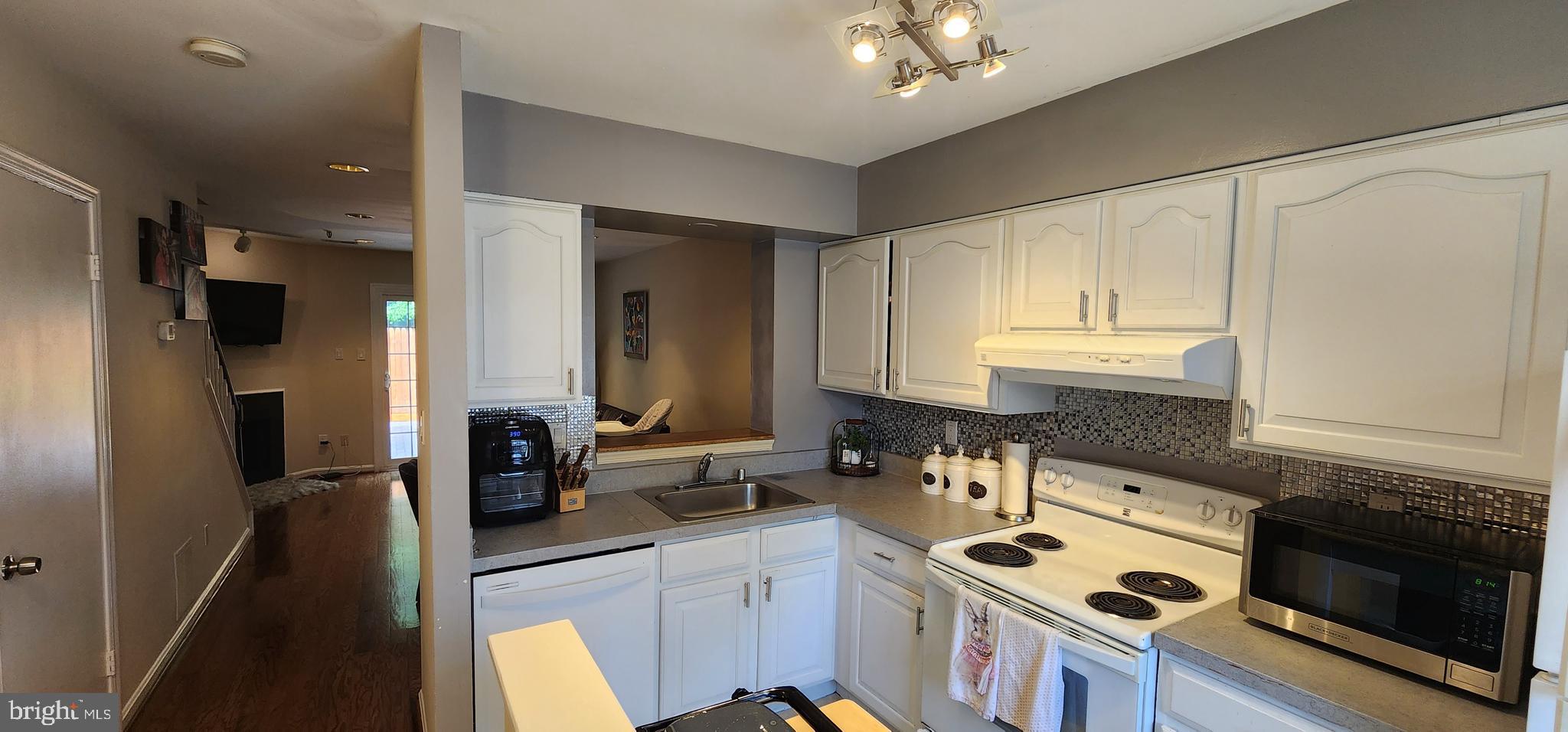 2815 LEE LANDING COURT
