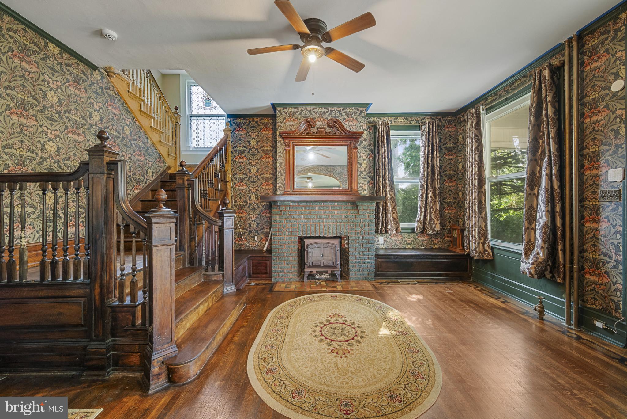 121 W SPRINGETTSBURY AVENUE