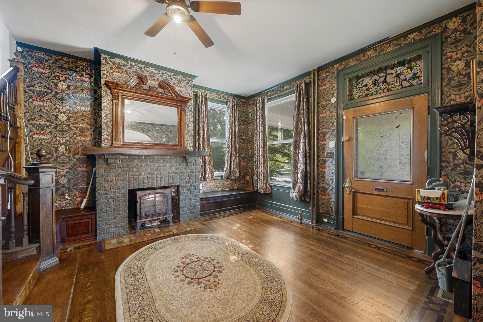 121 W SPRINGETTSBURY AVENUE
