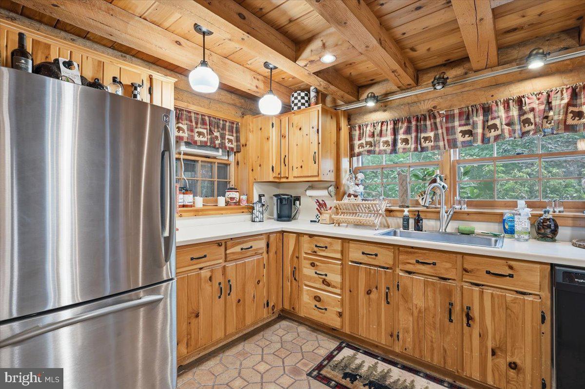 805 BLACKBIRCH COURT