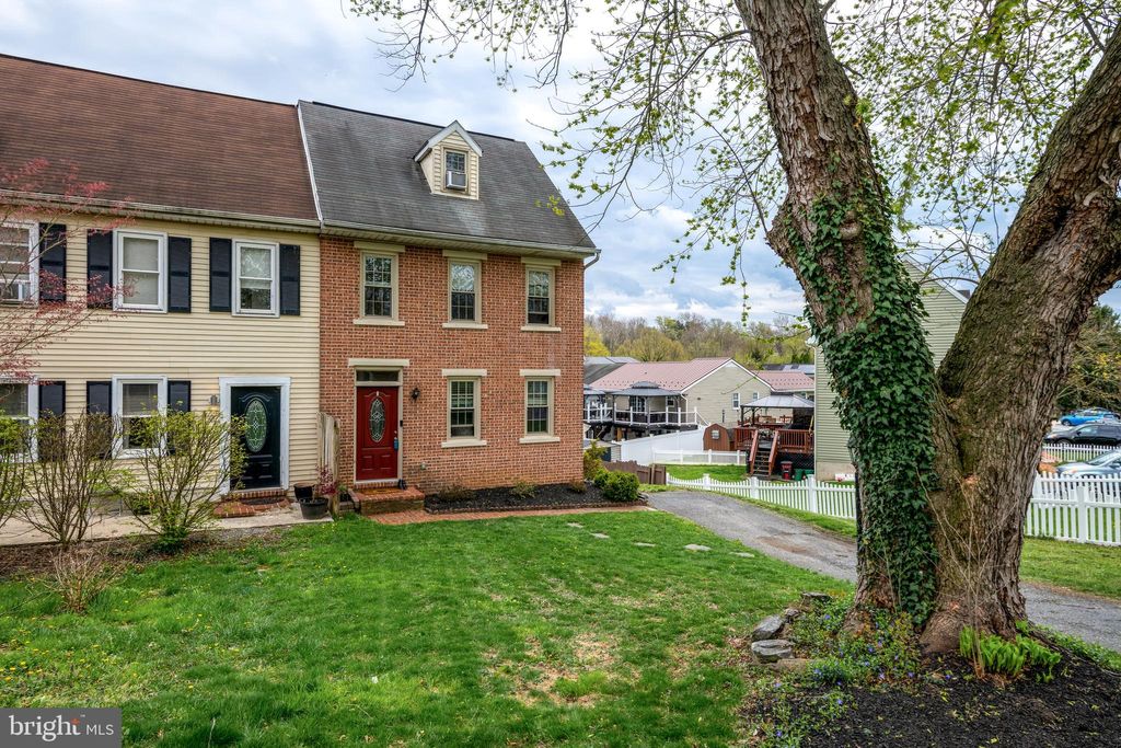 Photo of 202 Fairfax Dr, LANCASTER, PA 17603 (MLS # PALA2066942)