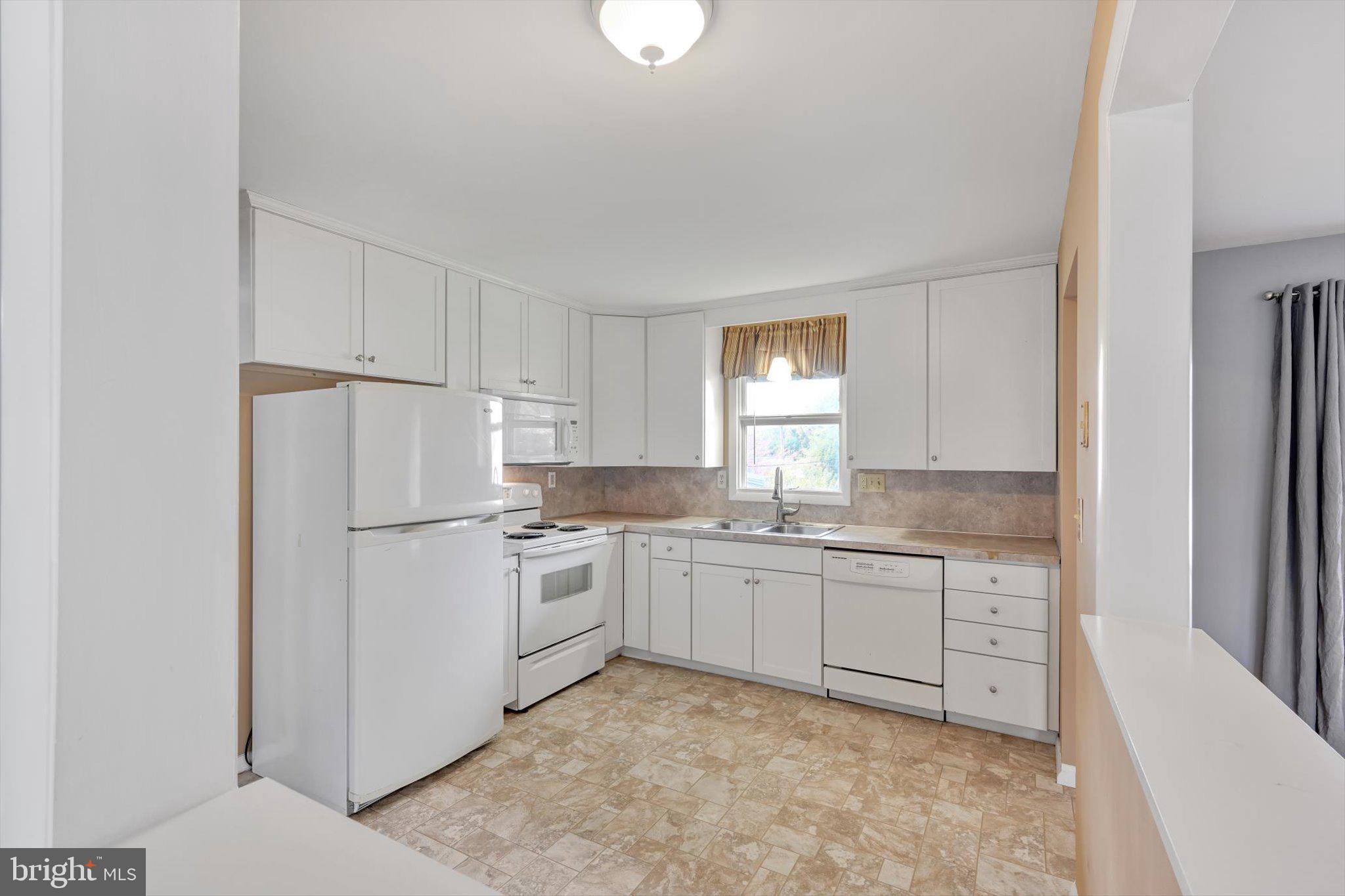 CEDAR CLIFF MANOR - Residential