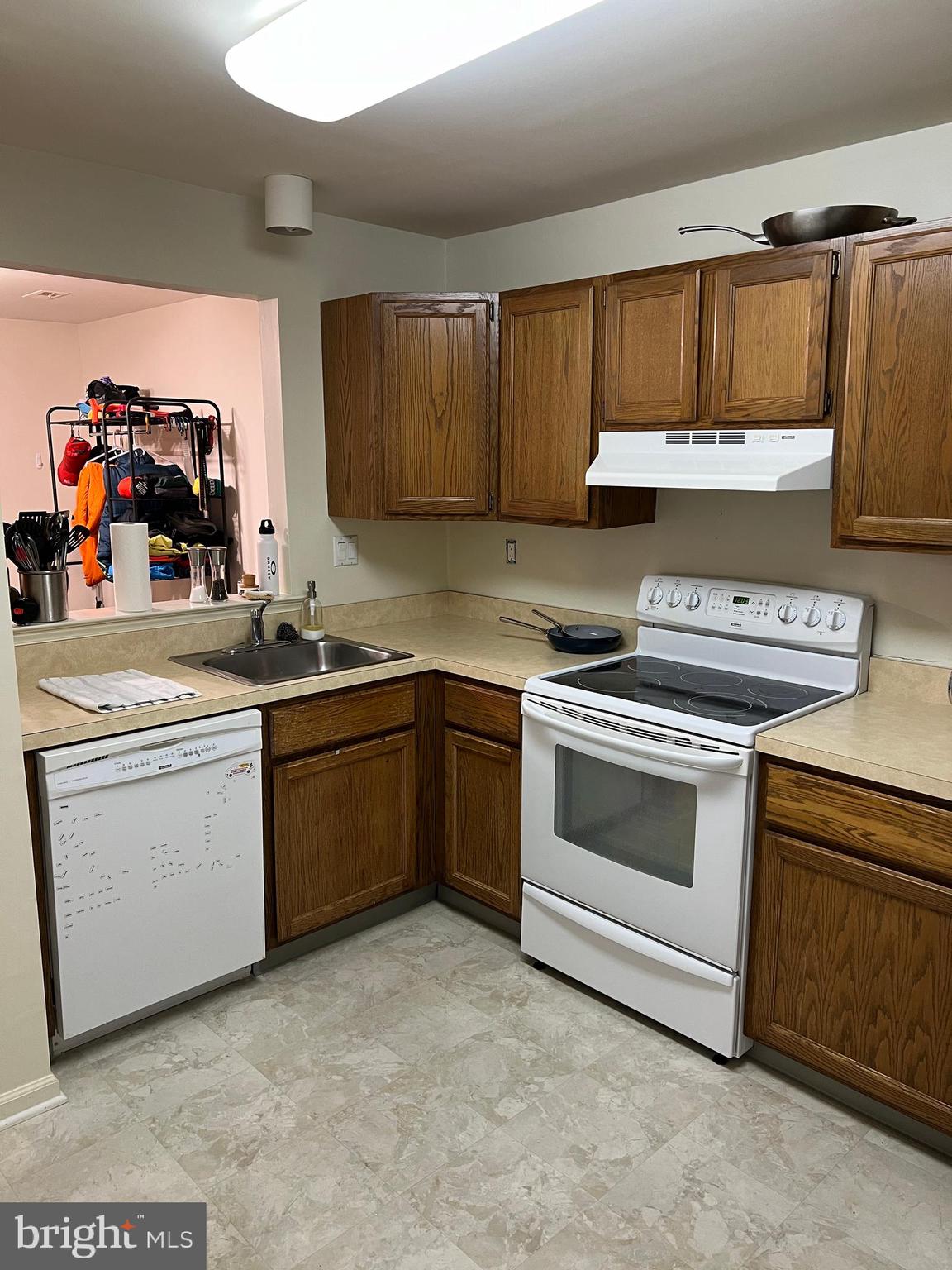 VILLAGE SHIRES - Residential Lease