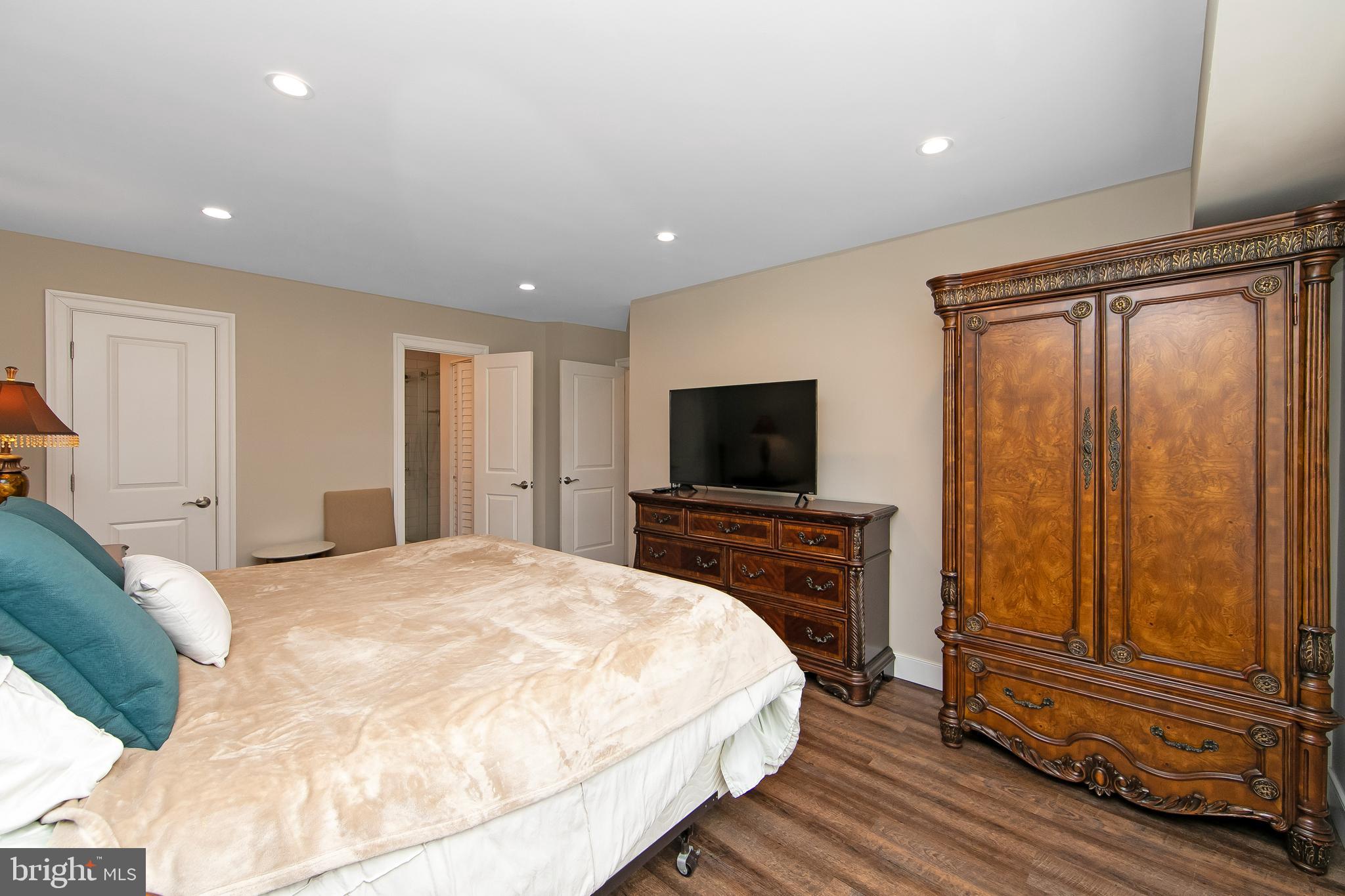 SOCIETY PL - Residential