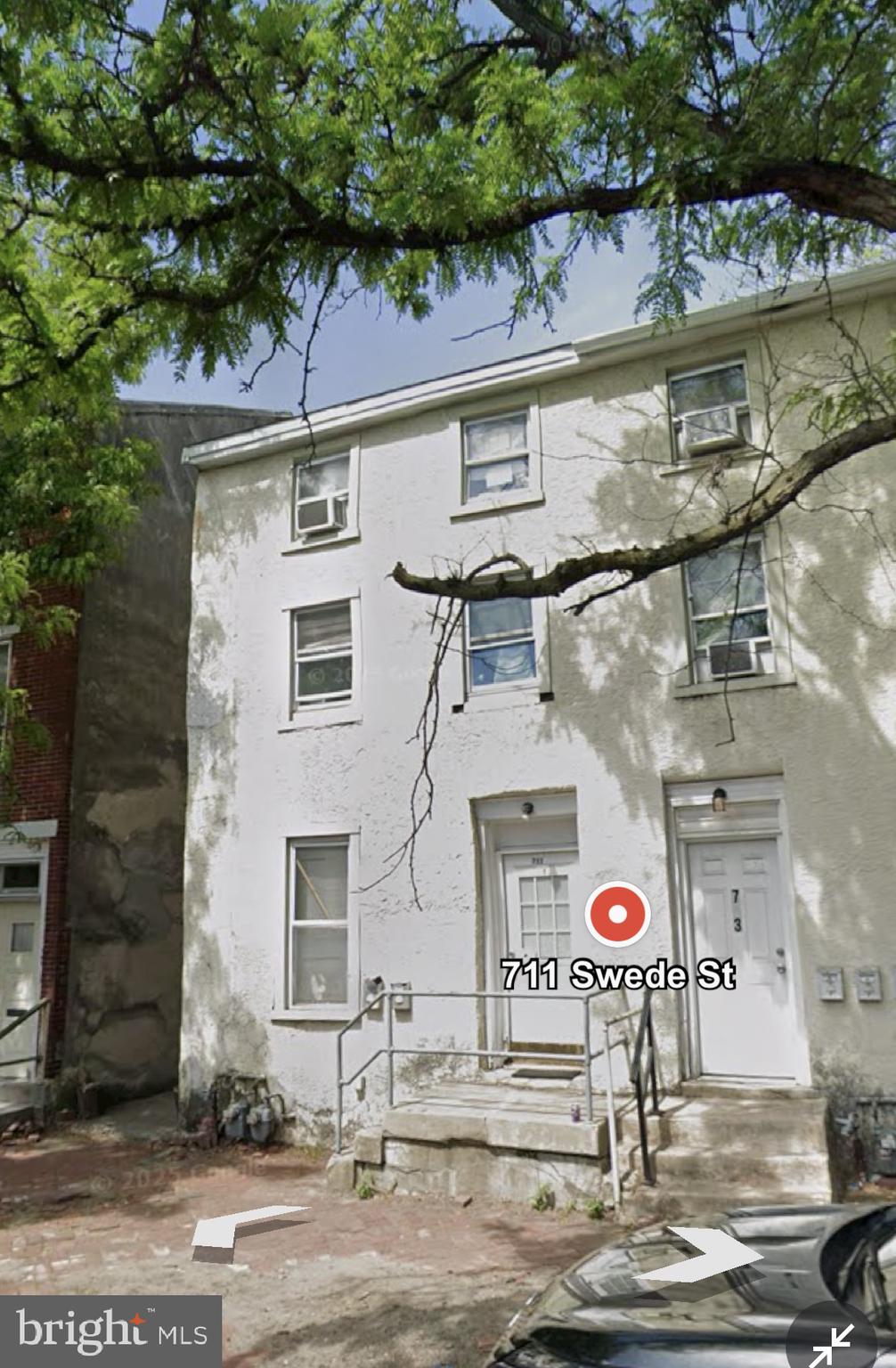 Don’t miss this spacious semi detached duplex offering great income potential and flexibility. The first-floor 2-bedroom unit features private front and rear entrances, off-street parking, and a large backyard all on one level for easy living. The second unit offers 3 bedrooms across the second and third floors, with its own private entrance and gas forced-air heating. Each unit has a smart layout and plenty of space, making this an ideal property for investors or owner-occupants.
Conveniently located and move-in ready — this is a great opportunity you won’t want to pass up. Schedule your showing today!