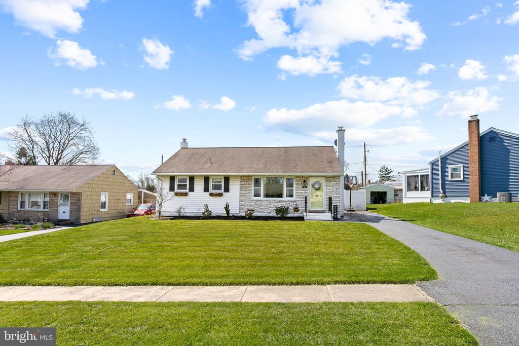 Photo of 550 N MOUNT JOY ST, ELIZABETHTOWN, PA 17022 (MLS # PALA2033084)