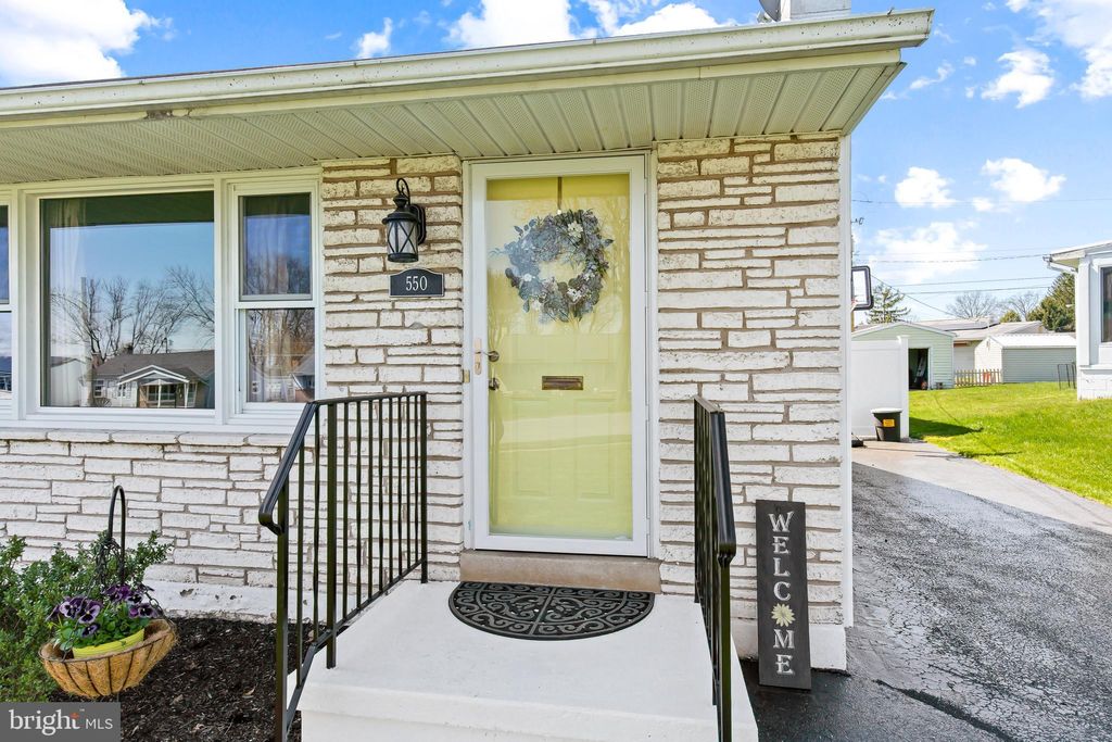 Photo of 550 N MOUNT JOY ST, ELIZABETHTOWN, PA 17022 (MLS # PALA2033084)