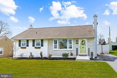 Photo of 550 N MOUNT JOY ST, ELIZABETHTOWN, PA 17022 (MLS # PALA2033084)