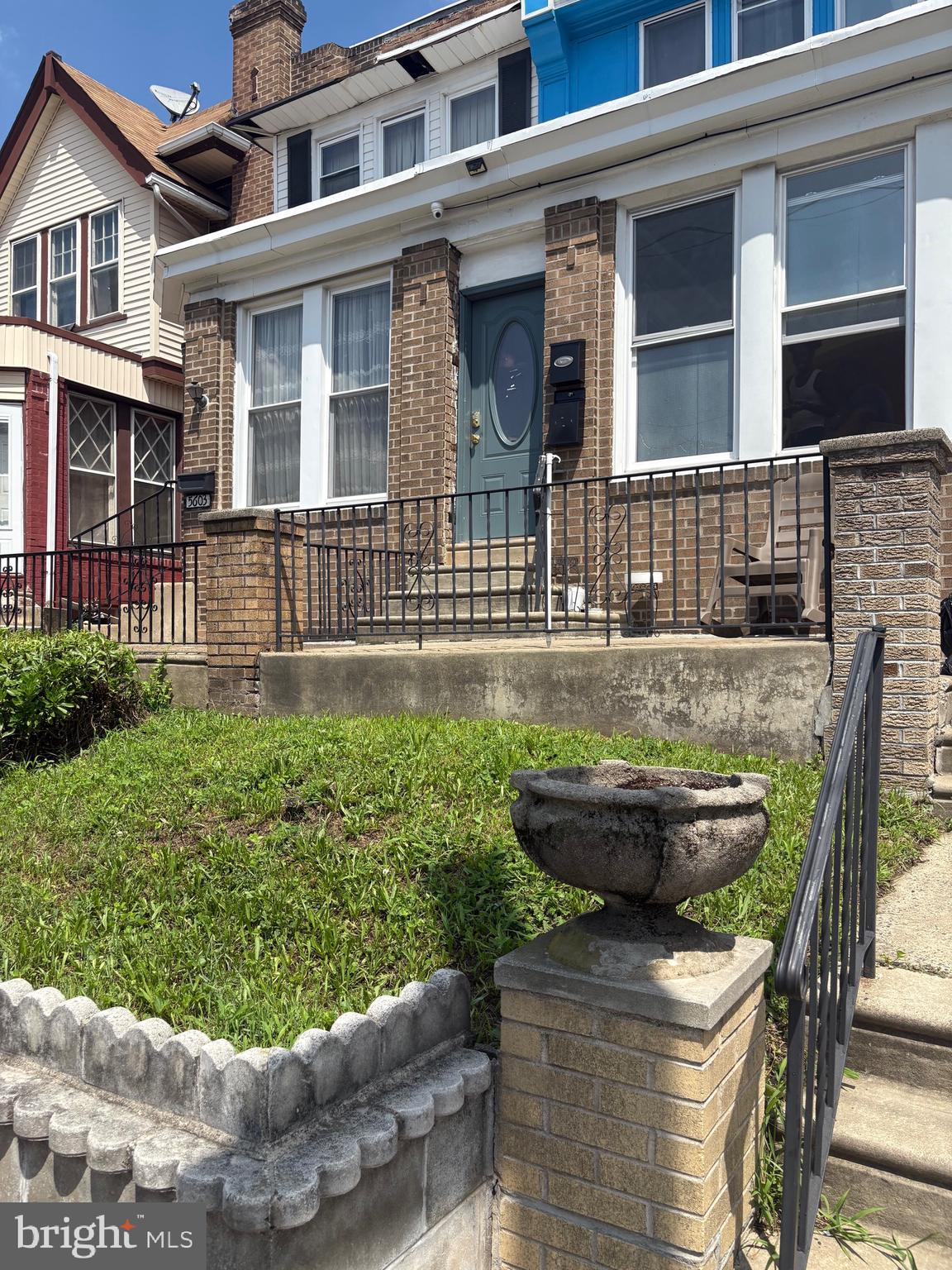 End-of-Row Triplex with Garage – Great Bones & Even Greater Potential!
Calling all investors and visionaries! This spacious corner triplex offers a rare opportunity to transform a solid structure into a high-performing asset. Situated on a prime end-of-row lot, this property boasts three separate units, an attached garage, and abundant natural light.
With plenty of square footage and flexible layouts, the possibilities are endless—whether you're looking to renovate and rent, flip for resale, or create multi-generational living. The home will need some work, but the potential for added value is undeniable.
Features include:
Attached garage for off-street parking or additional storage
Spacious interiors across all three levels
Ideal setup for investors, house hackers, or contractors
Bring your vision and your contractor—this is your chance to unlock serious value in a rapidly growing area.
Sold as-is condition