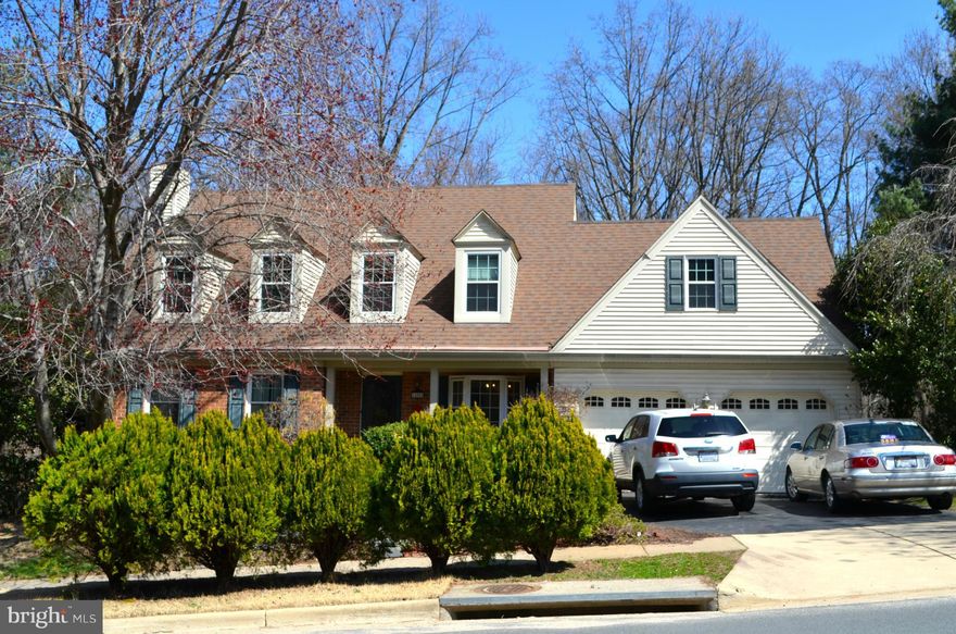 BARGAIN ALERT! BEST DEAL IN CABELLS MILL! 3 LEVEL HOME WITH LOTS OF POTENTIAL AND FEATURES 4 BEDROOMS, 3 BATHROOMS, OPEN FLOOR PLAN, VAULTED CEILINGS, TWO CAR GARAGE AND MUCH MORE.