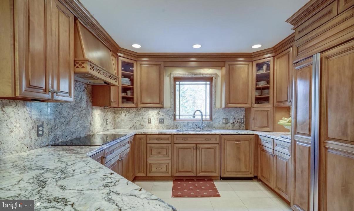 206 WHITEHALL COURT