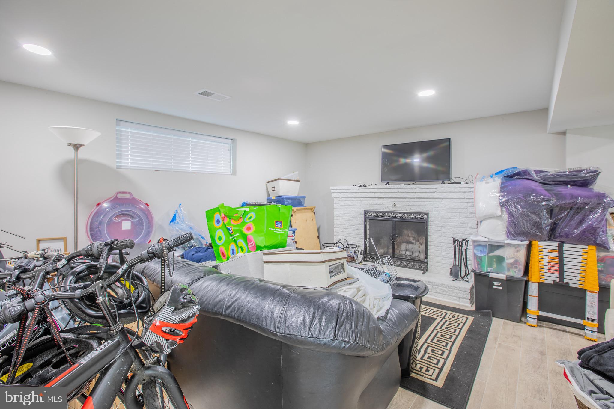 CLINTON - Residential Lease