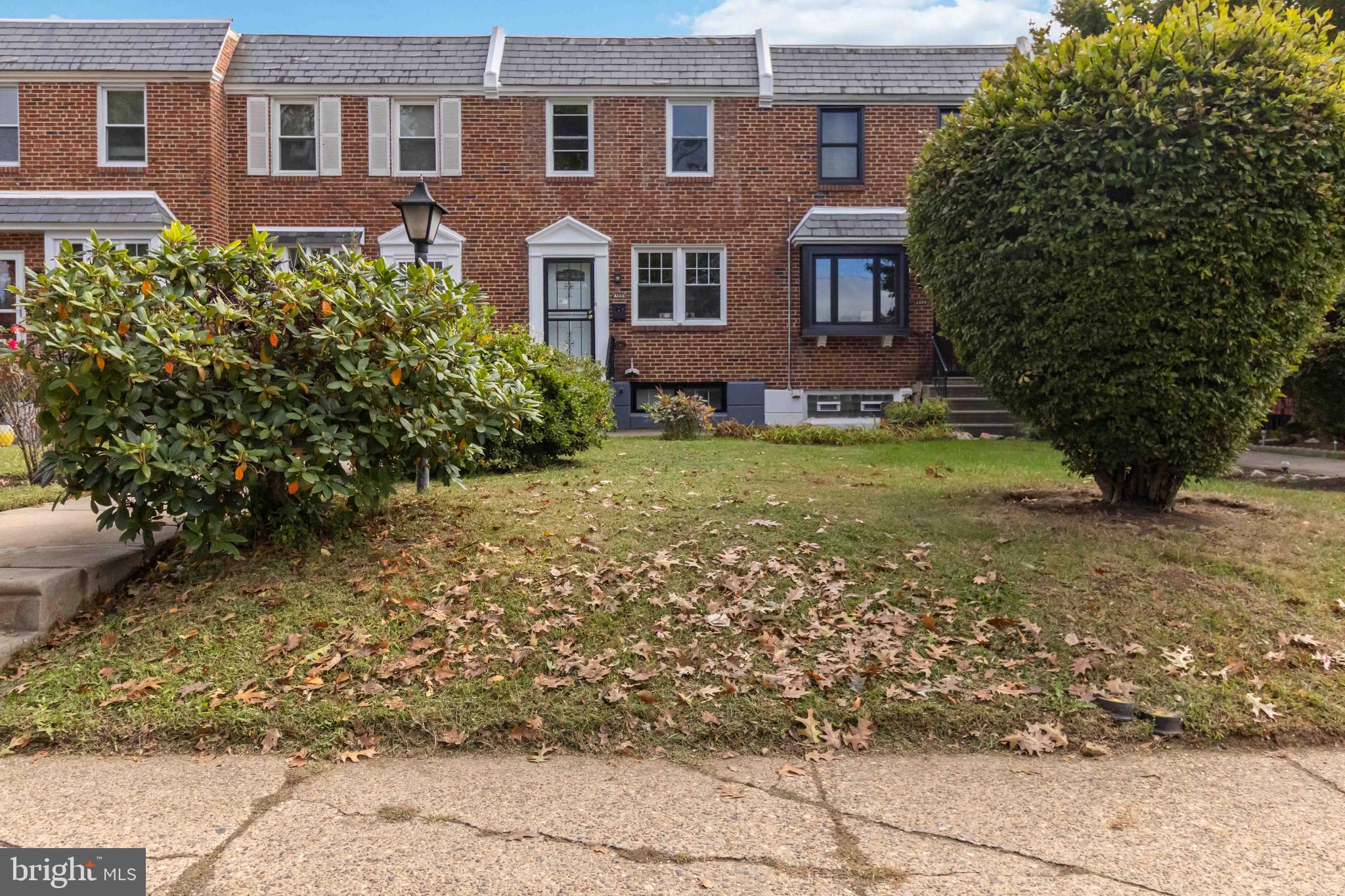 1122 E PHIL ELLENA STREET