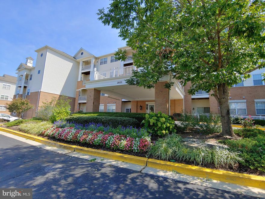 2BR 2BA CONDO W/DEN, BALCONY OVERLOOKING LAKE, UNDERGROUND GARAGE PARKING, & SECURE STORAGE SPACE**AGE RESTR. COMM**PREFER NO SMOKING & NO PETS, WILL CONSIDER CASE BY CASE THOUGH**