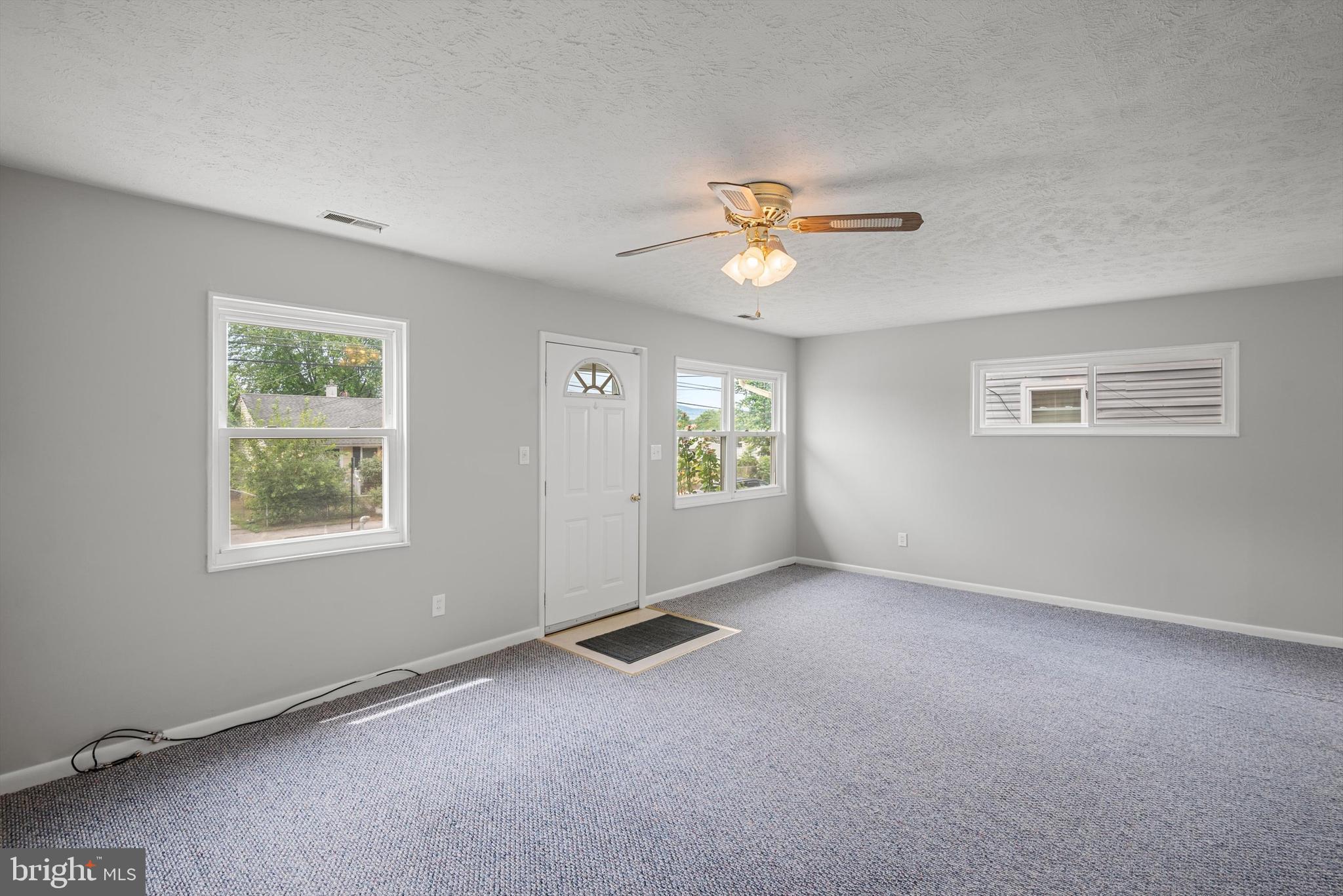 ROYAL VILLAGE - Residential