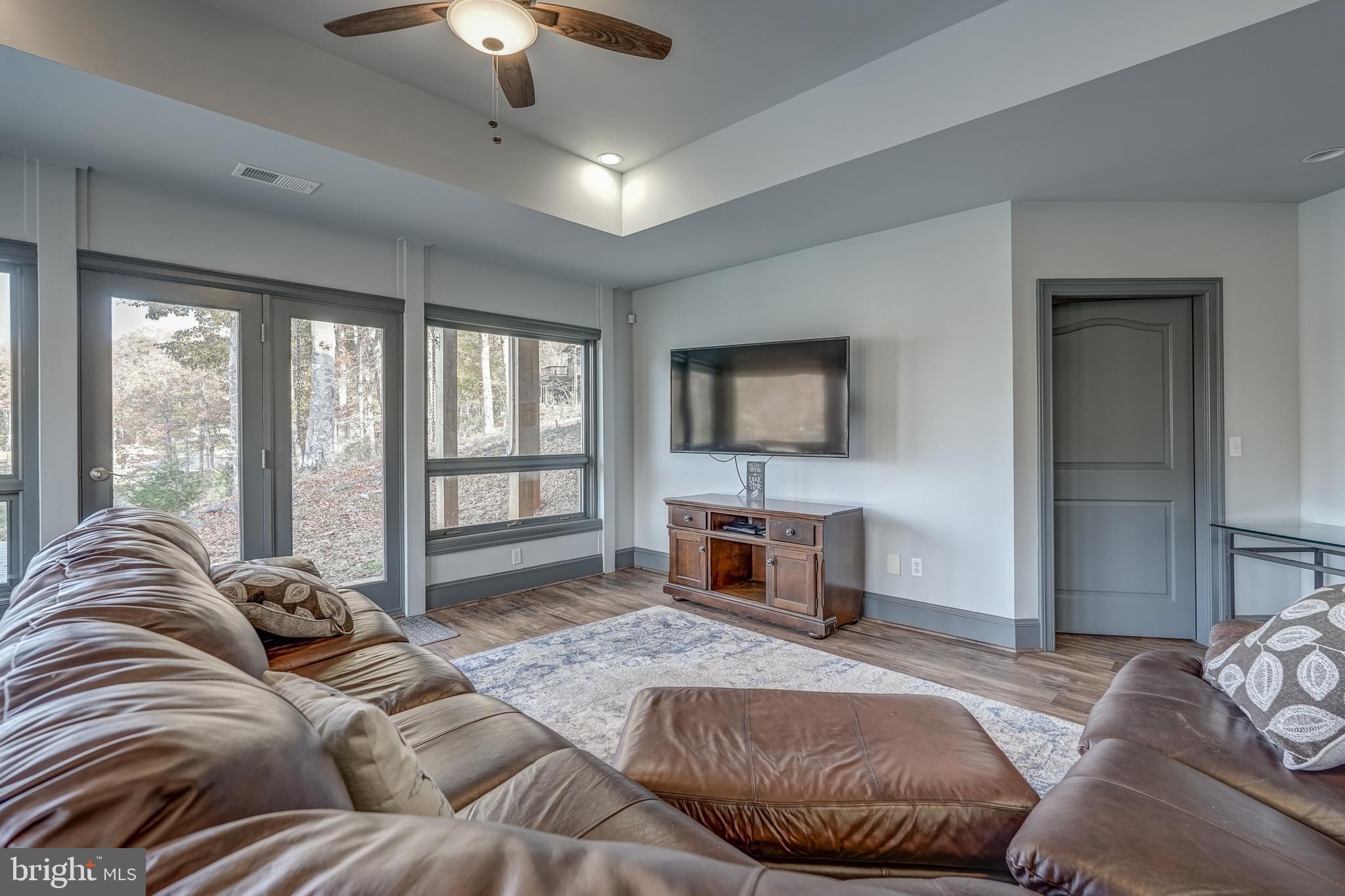 CATS PAW COVE - Residential