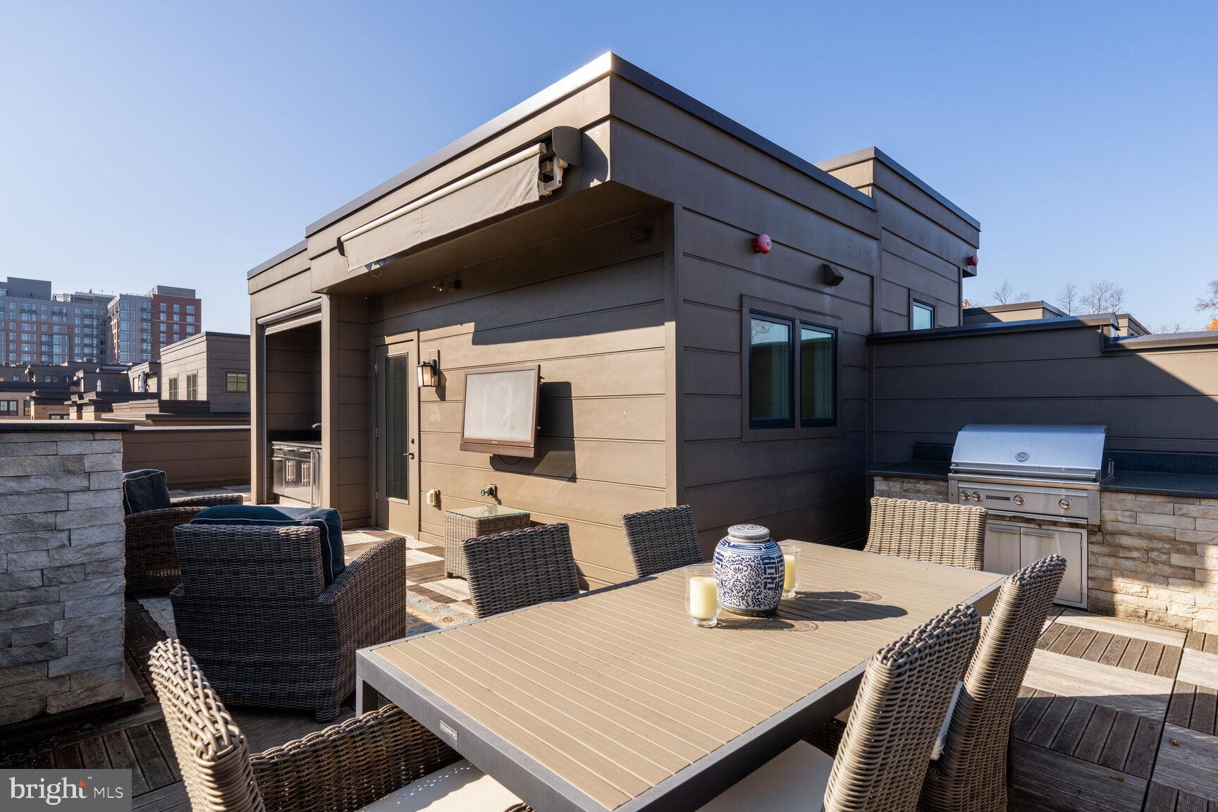 THE BROWNSTONES AT CHEVY CHASE LAKE - Residential