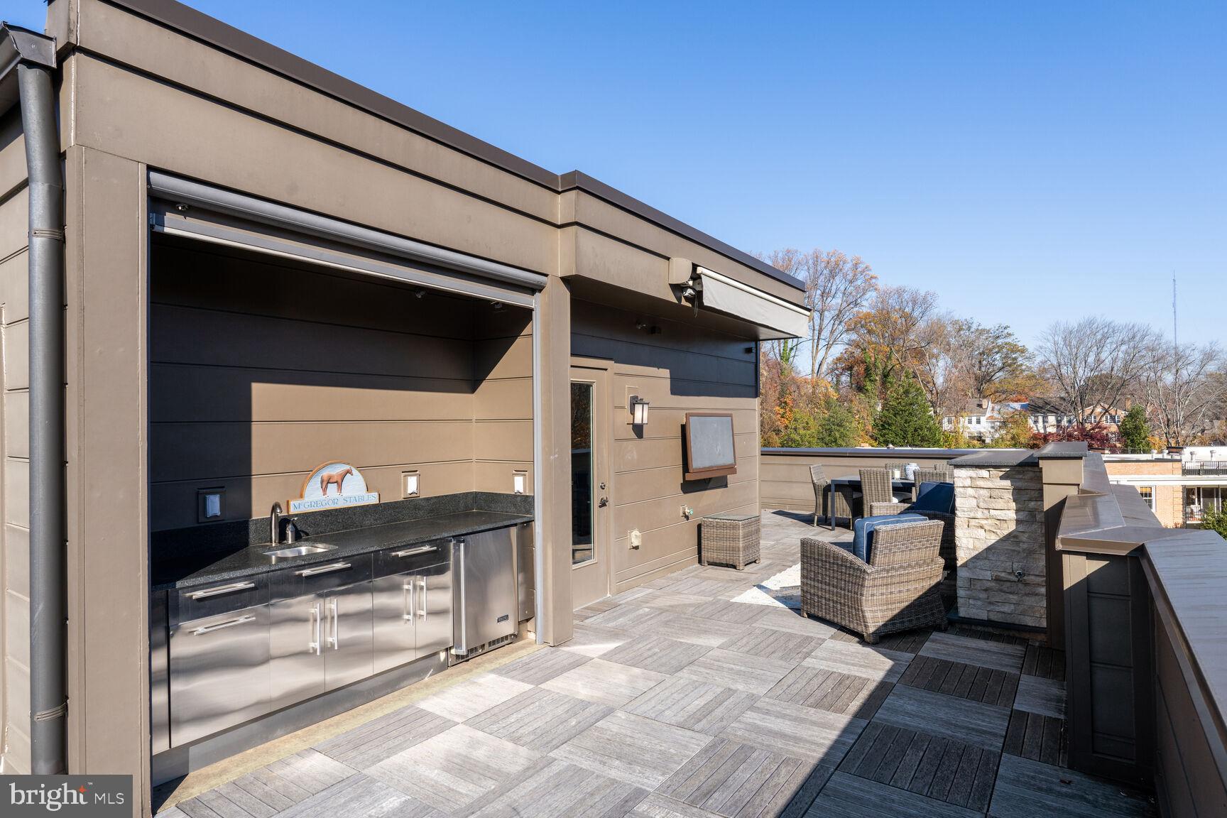 THE BROWNSTONES AT CHEVY CHASE LAKE - Residential