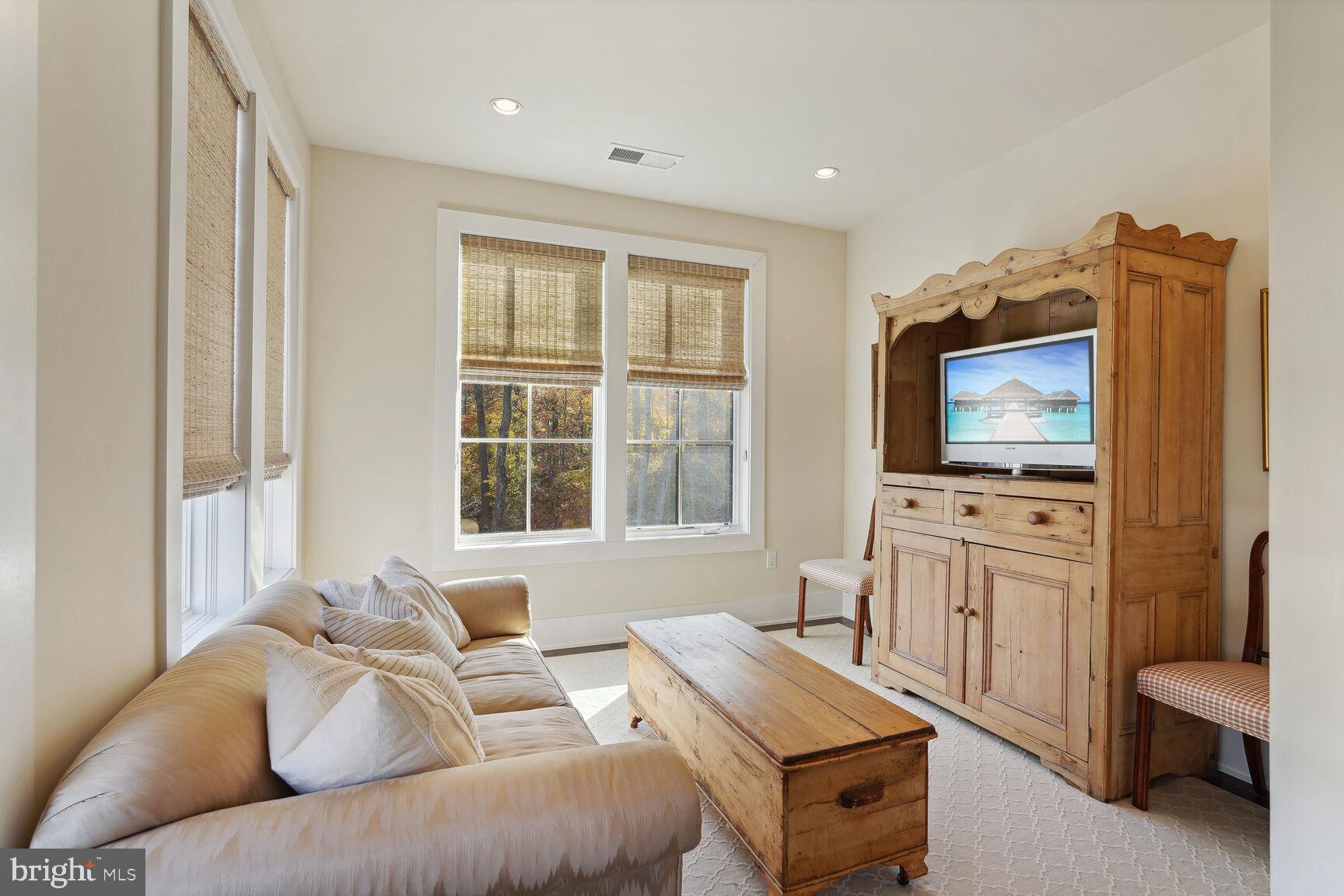 THE BROWNSTONES AT CHEVY CHASE LAKE - Residential