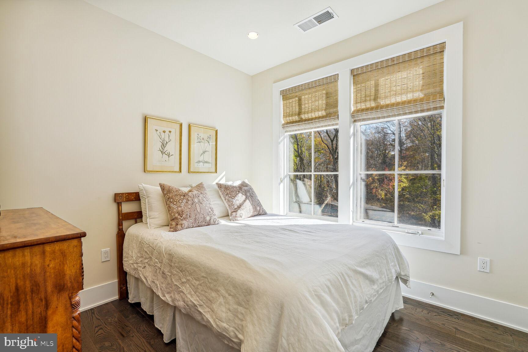 THE BROWNSTONES AT CHEVY CHASE LAKE - Residential