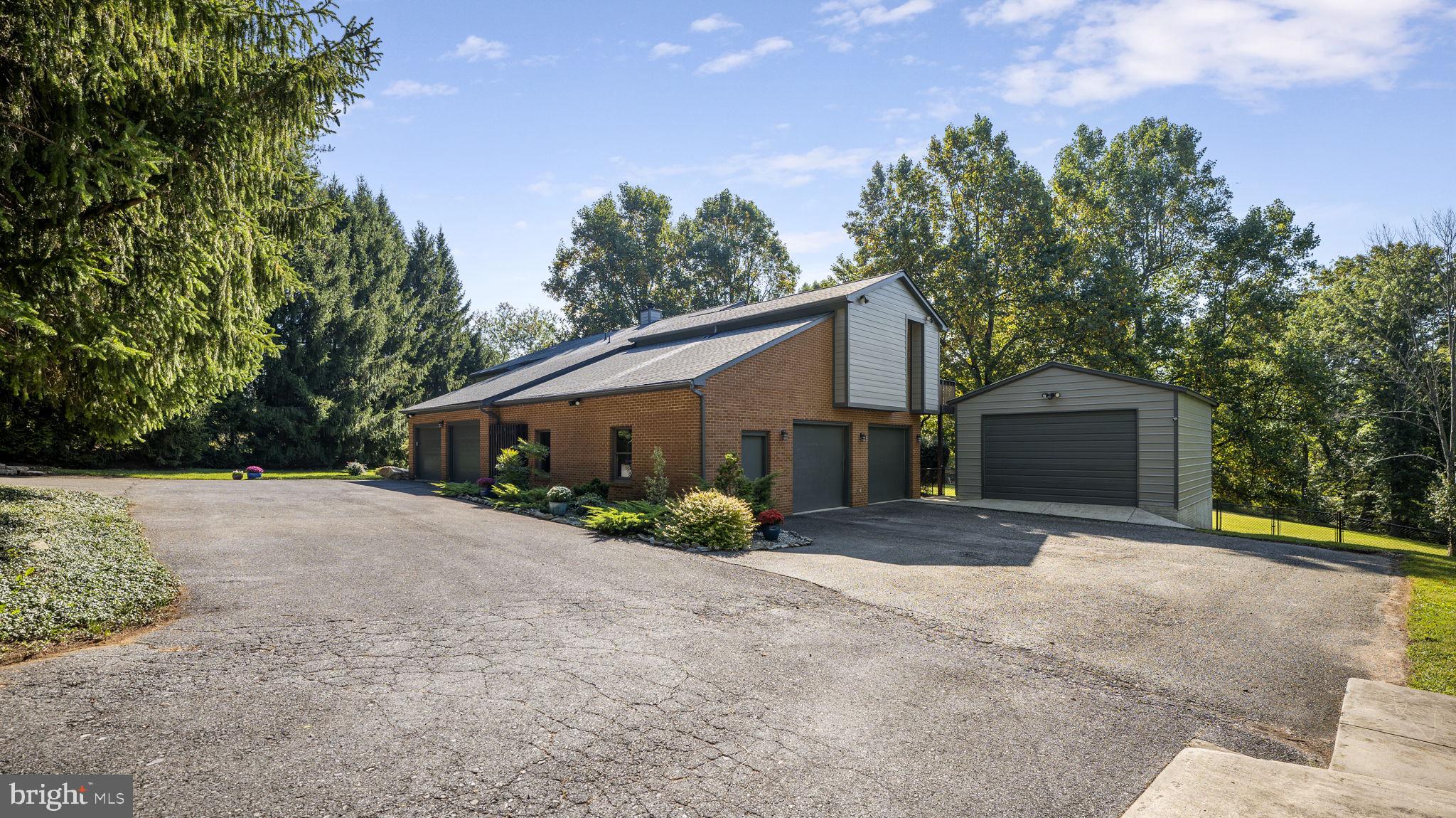 MUNCASTER MANOR - Residential