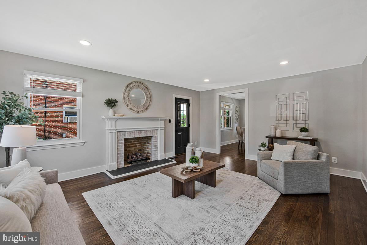 NORTH WOODRIDGE - Residential