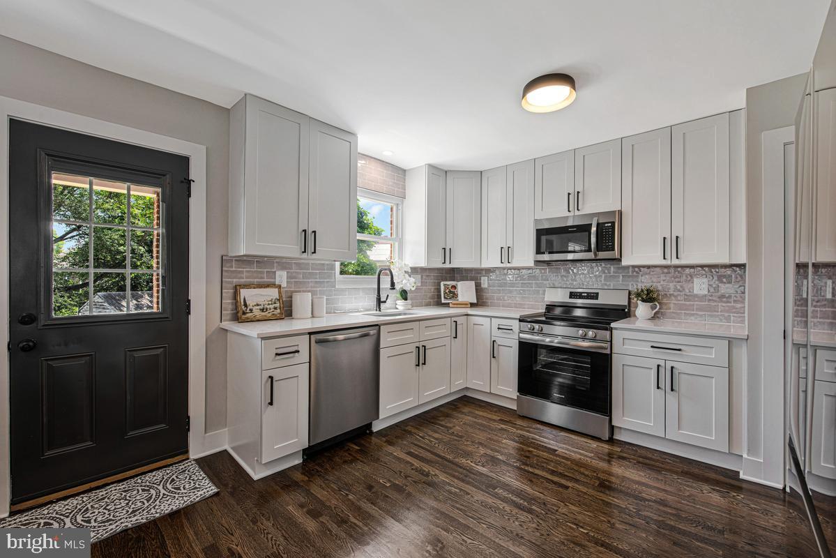 NORTH WOODRIDGE - Residential